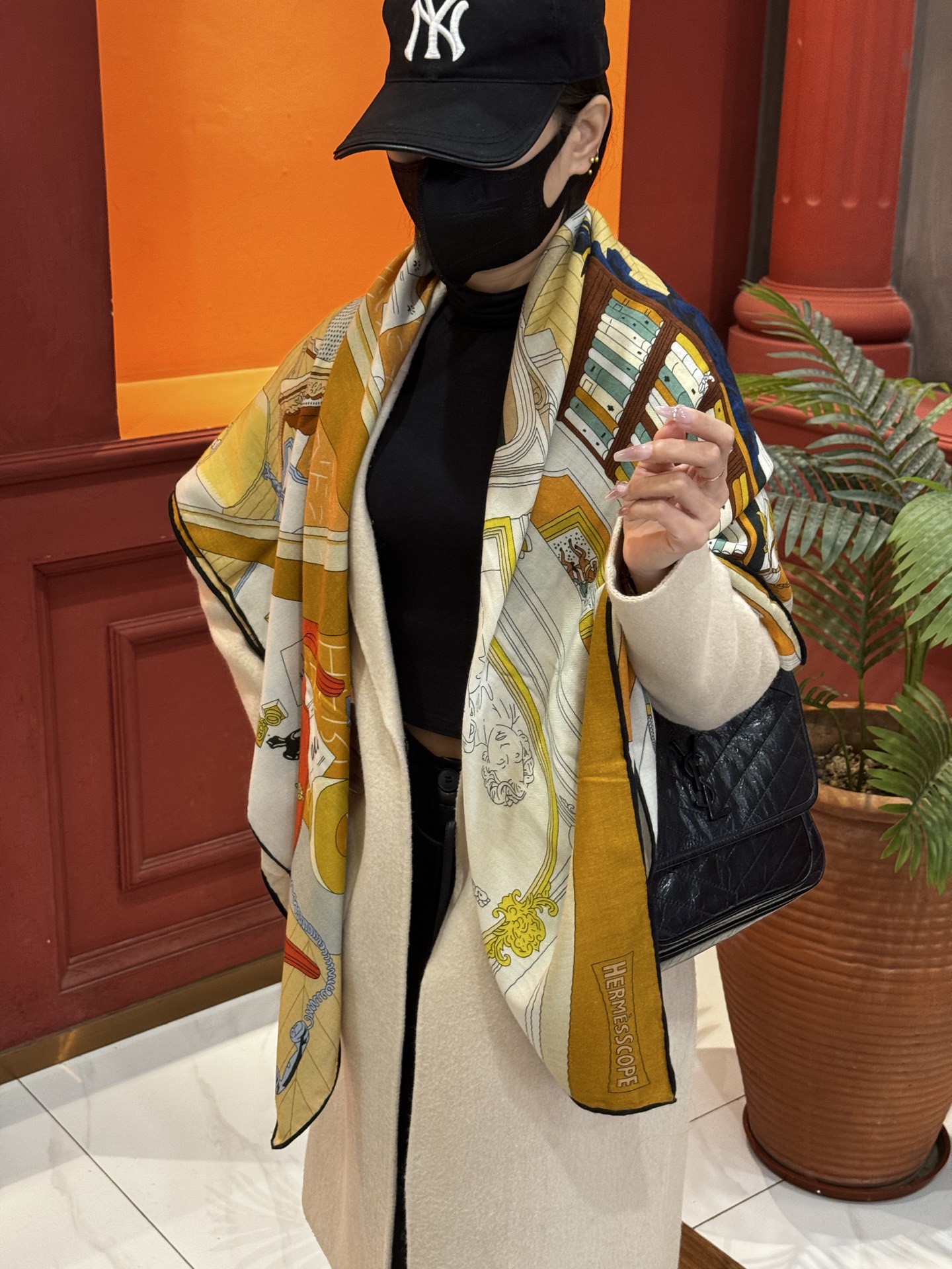 P225 💟上新💞｛24号之谜｝羊绒大方巾[双面同色140]手工卷边 H家是创意和作品故事的无限源泉，每季皆推出全新设计和色彩组合，不断与时俱进。 这款爱马仕点睛配饰可以多种方式佩戴，与任何服饰皆搭配得宜。无论系绕颈间，或作为上衣、腰带及头巾佩戴，皆赏心悦目。 尺寸：140x140厘米 | 70羊绒+30真丝，由于这款方巾采用手工卷边，与标示的尺寸或会略有不同。