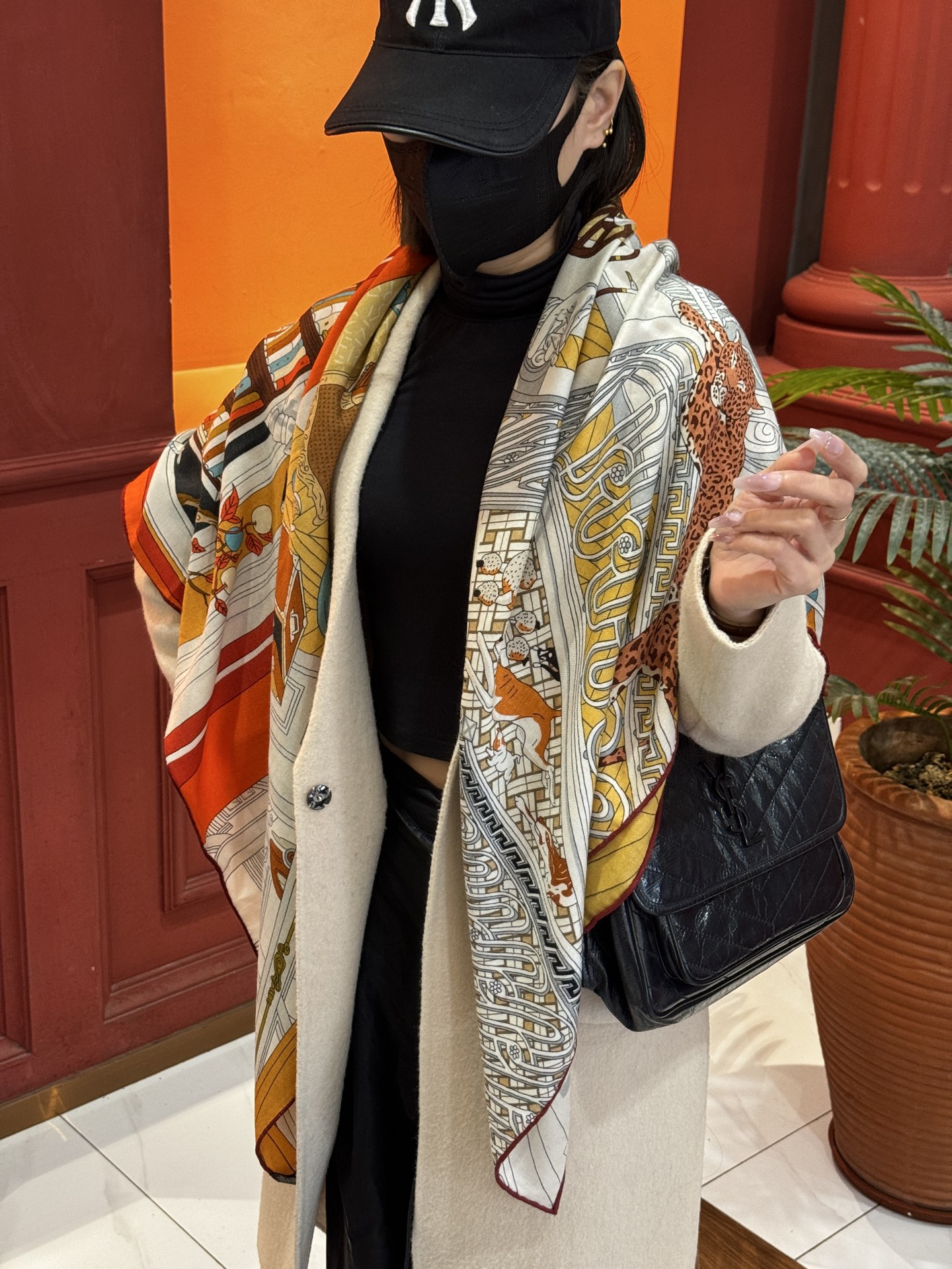 NO:619746,The new {Mystery No. 24} cashmere square scarf [140 on both sides in the same color] is hand-rolled. The H family is an infinite source of creativity and work stories. It launches new designs and color combinations every season, constantly advancing with the times. This Hermès finishing accessory can be worn in many ways and goes well with any outfit. Whether tied around the neck, or worn as a top, belt or headscarf, it is pleasing to the eye. Size 140x140 cm |  70 cashmere silk, because this square scarf is hand-rolled, it may be slightly different from the marked size. High version scarf, high version scarf, hermes, real silk19860909上新｛24号之谜｝羊绒大方巾[双面同色140]手工卷边 H家是创意和作品故事的无限源泉,每季皆推出全新设计和色彩组合,不断与时俱进. 这款爱马仕点睛配饰可以多种方式佩戴,与任何服饰皆搭配得宜.无论系绕颈间,或作为上衣、腰带及头巾佩戴,皆赏心悦目. 尺寸140x140厘米 | 70羊绒真丝,由于这款方巾采用手工卷边,与标示的尺寸或会略有不同.高版本围巾,高版本围巾,hermes,real silk,scarf