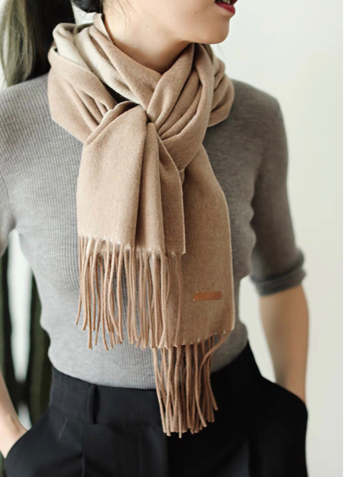 【LV】官网新款 情侣款 巴黎时装展双面羊绒围巾!采用蒙古高原细羊绒!手感满满地都是细腻的绒毛!这个价格绝对百分之百的实惠!精湛绝伦的绣字工艺!送礼自留都不错!绝对好货!每条都经过多次检查出货!无一次品!不满意手感包退换!这样的好东西错过实在可惜 尺寸:180*35