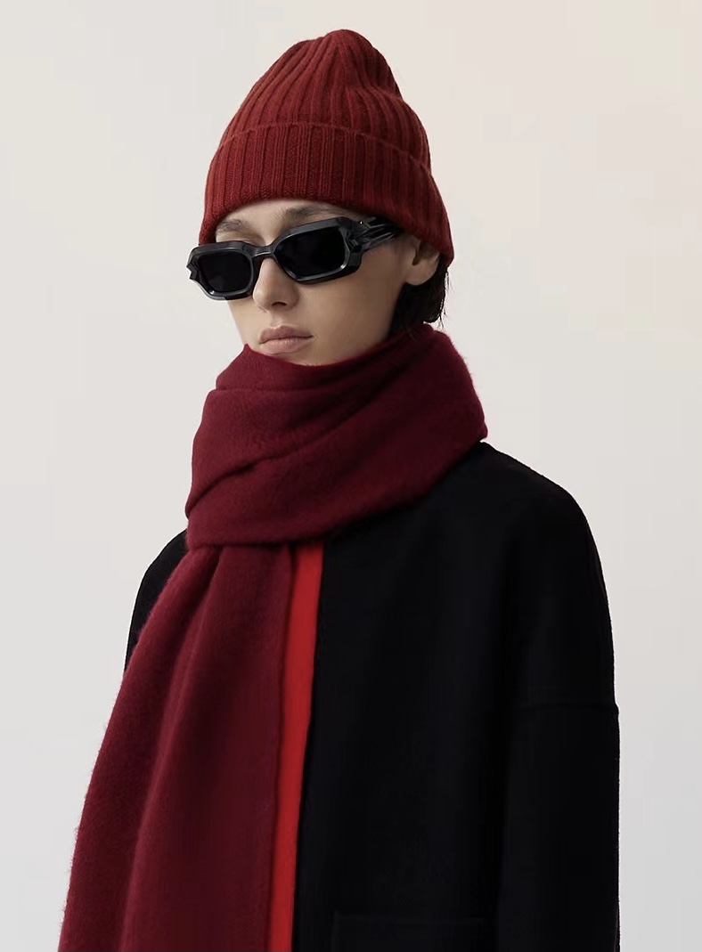 P175  【LV】官网新款 情侣款 巴黎时装展双面羊绒围巾！采用蒙古高原细羊绒！手感满满地都是细腻的绒毛！这个价格绝对百分之百的实惠！精湛绝伦的绣字工艺！送礼自留都不错！绝对好货！每条都经过多次检查出货！无一次品！不满意手感包退换！这样的好东西错过实在可惜 尺寸：180*35