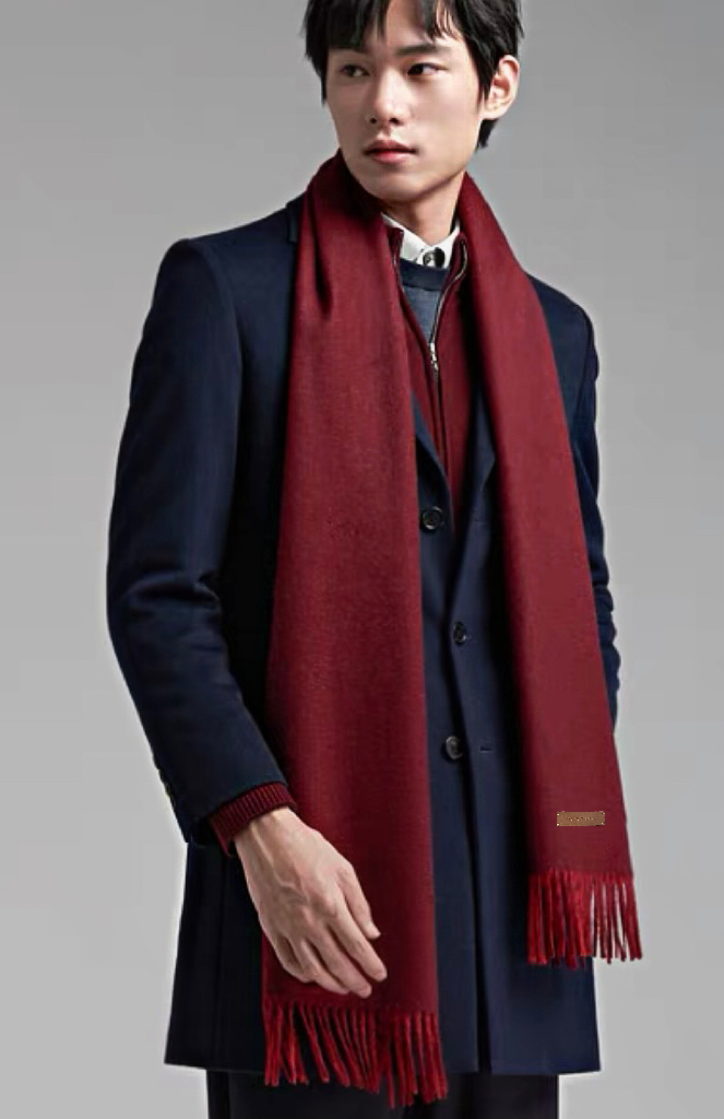 P175  【LV】官网新款 情侣款 巴黎时装展双面羊绒围巾！采用蒙古高原细羊绒！手感满满地都是细腻的绒毛！这个价格绝对百分之百的实惠！精湛绝伦的绣字工艺！送礼自留都不错！绝对好货！每条都经过多次检查出货！无一次品！不满意手感包退换！这样的好东西错过实在可惜 尺寸：180*35