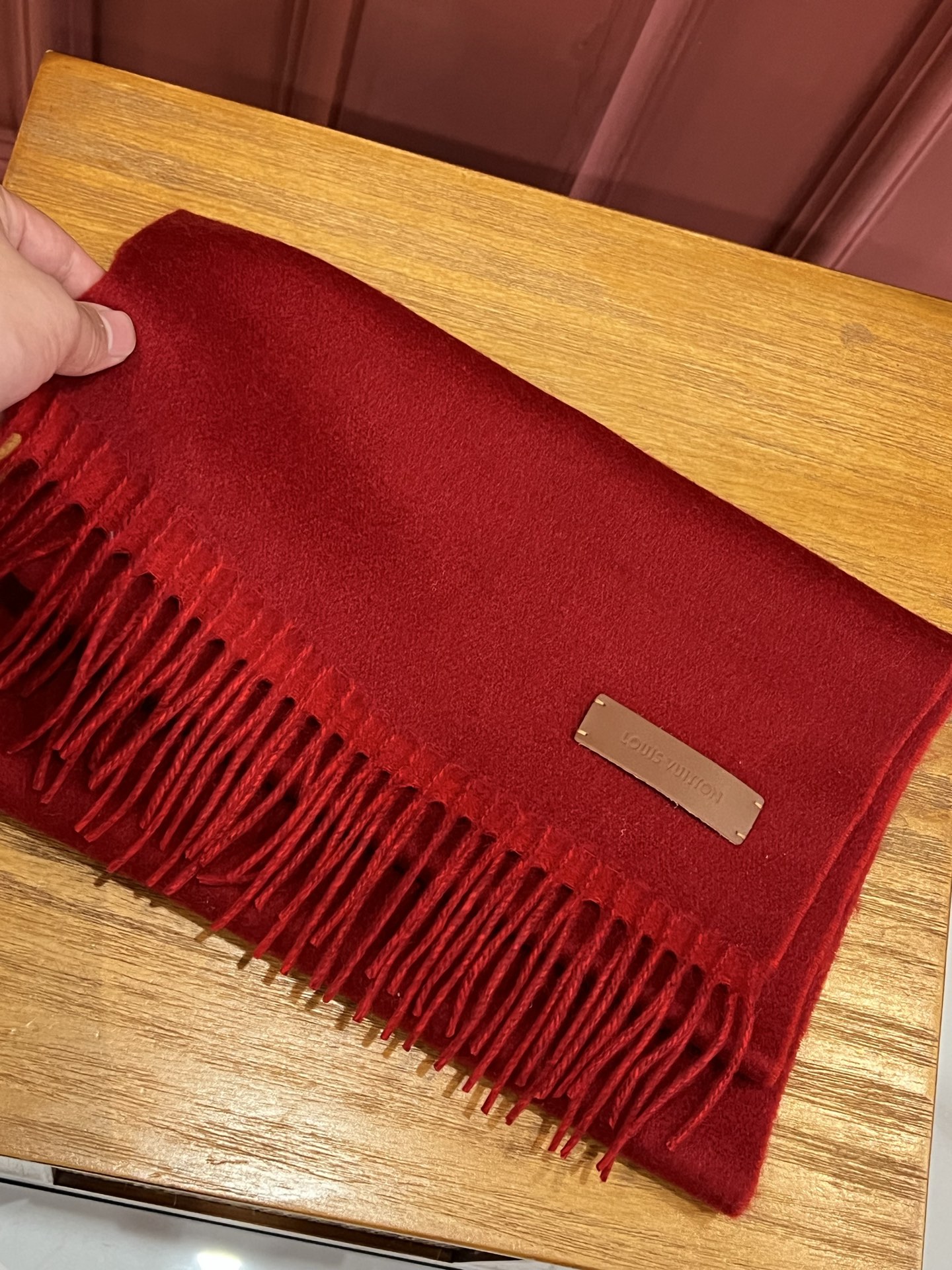 P175  【LV】官网新款 情侣款 巴黎时装展双面羊绒围巾！采用蒙古高原细羊绒！手感满满地都是细腻的绒毛！这个价格绝对百分之百的实惠！精湛绝伦的绣字工艺！送礼自留都不错！绝对好货！每条都经过多次检查出货！无一次品！不满意手感包退换！这样的好东西错过实在可惜 尺寸：180*35