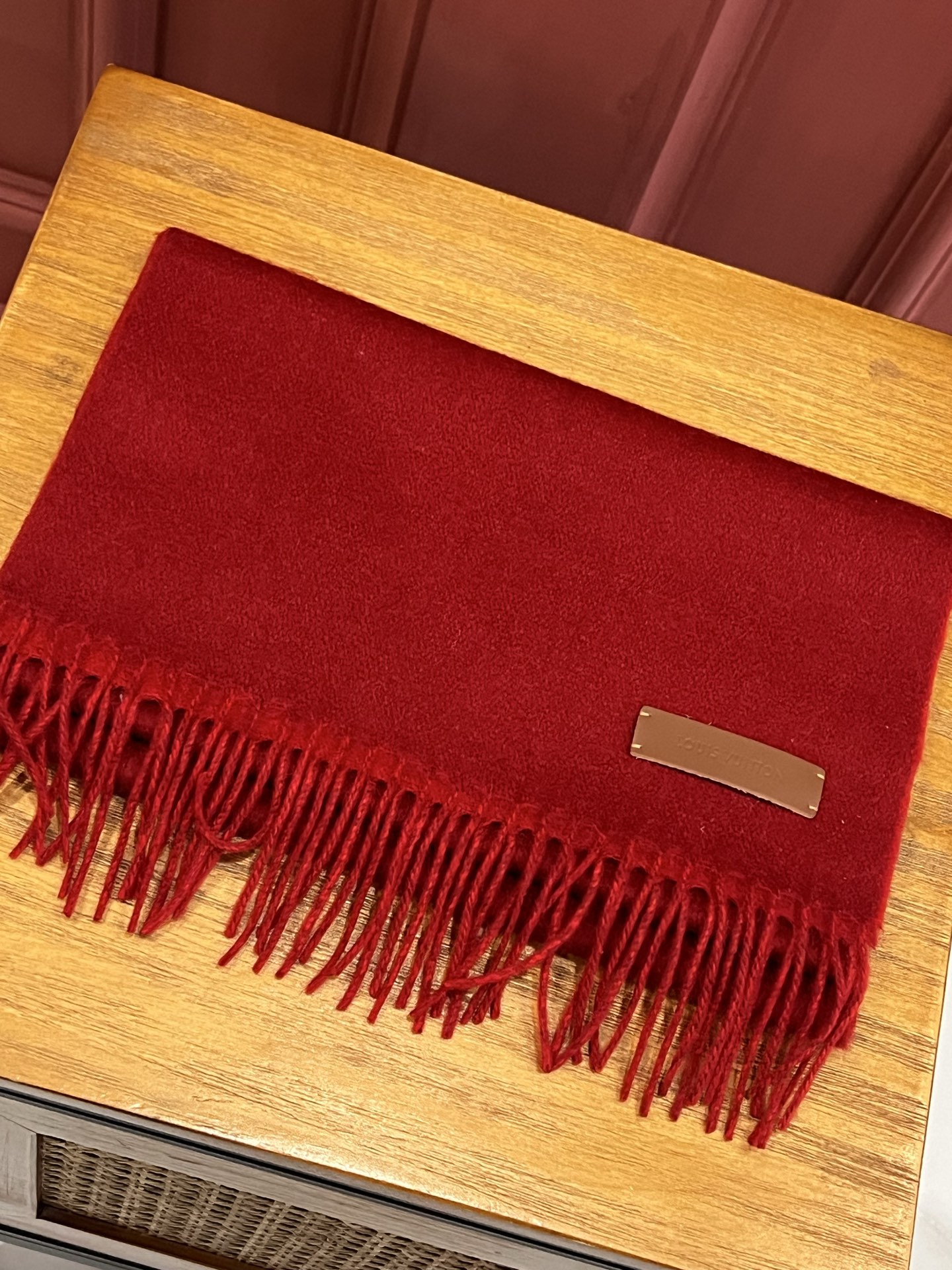 P175  【LV】官网新款 情侣款 巴黎时装展双面羊绒围巾！采用蒙古高原细羊绒！手感满满地都是细腻的绒毛！这个价格绝对百分之百的实惠！精湛绝伦的绣字工艺！送礼自留都不错！绝对好货！每条都经过多次检查出货！无一次品！不满意手感包退换！这样的好东西错过实在可惜 尺寸：180*35