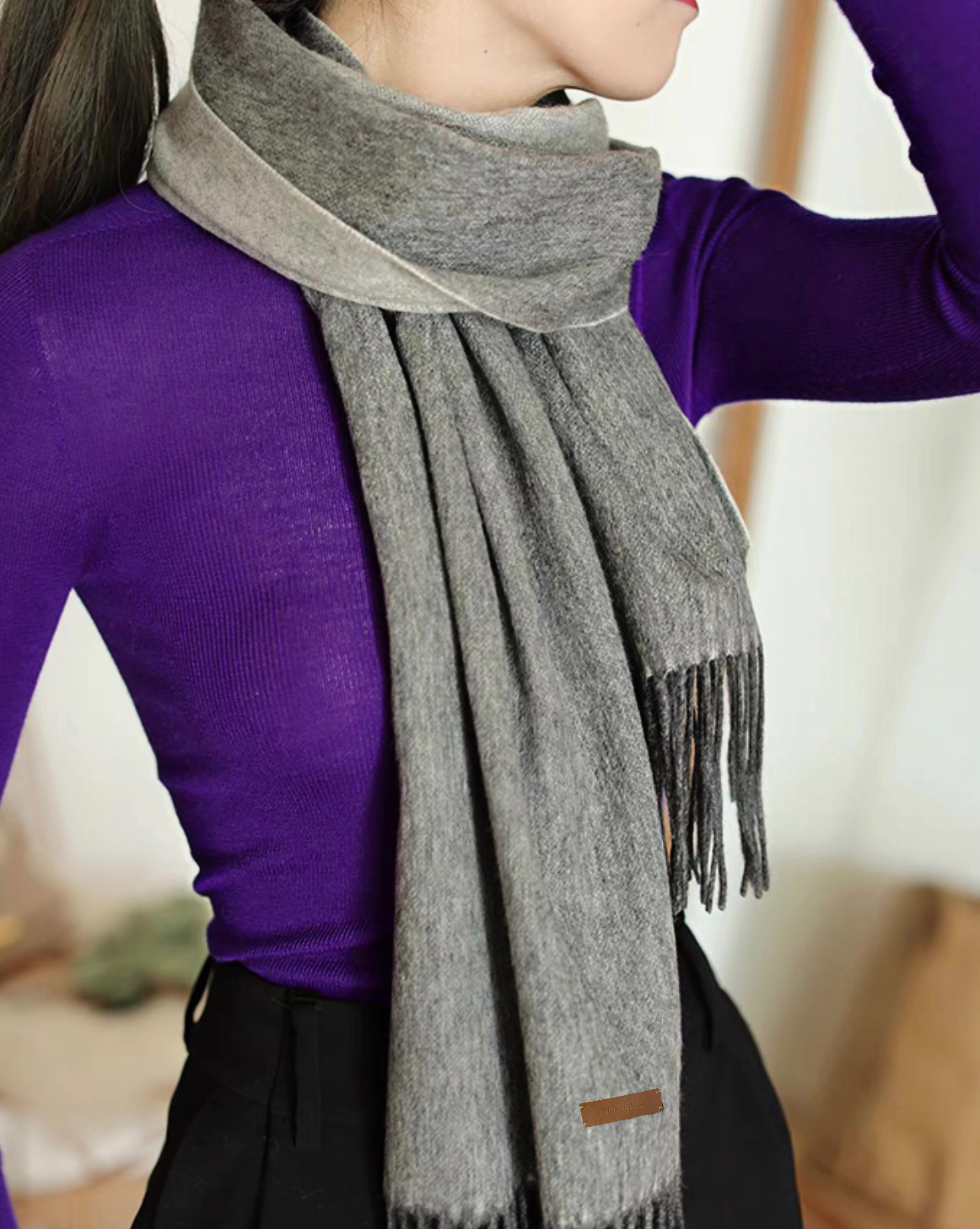 【LV】官网新款 情侣款 巴黎时装展双面羊绒围巾!采用蒙古高原细羊绒!手感满满地都是细腻的绒毛!这个价格绝对百分之百的实惠!精湛绝伦的绣字工艺!送礼自留都不错!绝对好货!每条都经过多次检查出货!无一次品!不满意手感包退换!这样的好东西错过实在可惜 尺寸:180*35