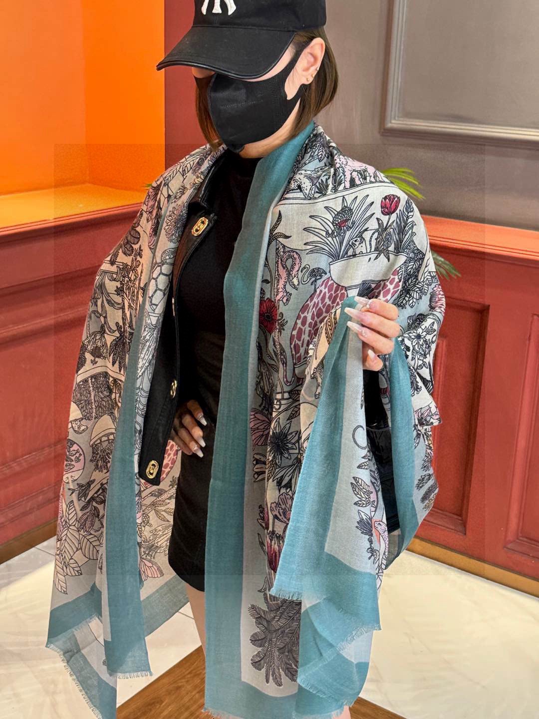 NO:619720,Counter synchronization. Hermes bought it and everyone said it looked good [Rareland Cashmere Long Scarf] Recommended top craftsmanship, great value, Hermès counter popular cashmere long scarf, three-dimensional presentation of patterns and textures, extremely high-grade special craftsmanship, high-end research and development, stunning advent, special cutting-edge craftsmanship, loved by Bai Fumei. Whether it is quality, style or price, they scream for big brands. Super cost-effective, definitely worth buying size 100*200 high version scarf, high version scarf, hermes, hermes19860909专柜同步 Hermes家买了都说好看【珍奇乐园羊绒长巾】推荐顶级工艺超值爱马仕专柜爆款羊绒长巾立体呈现图案纹路实物档次极高特殊工艺高端研发惊艳问世特殊尖端工艺处理受到白富美的喜欢 无论是品质 款式 价格都令大牌控的她们尖叫 超高性价比 绝对值得入手尺寸100*200高版本围巾,高版本围巾,hermes,hermes,scarf