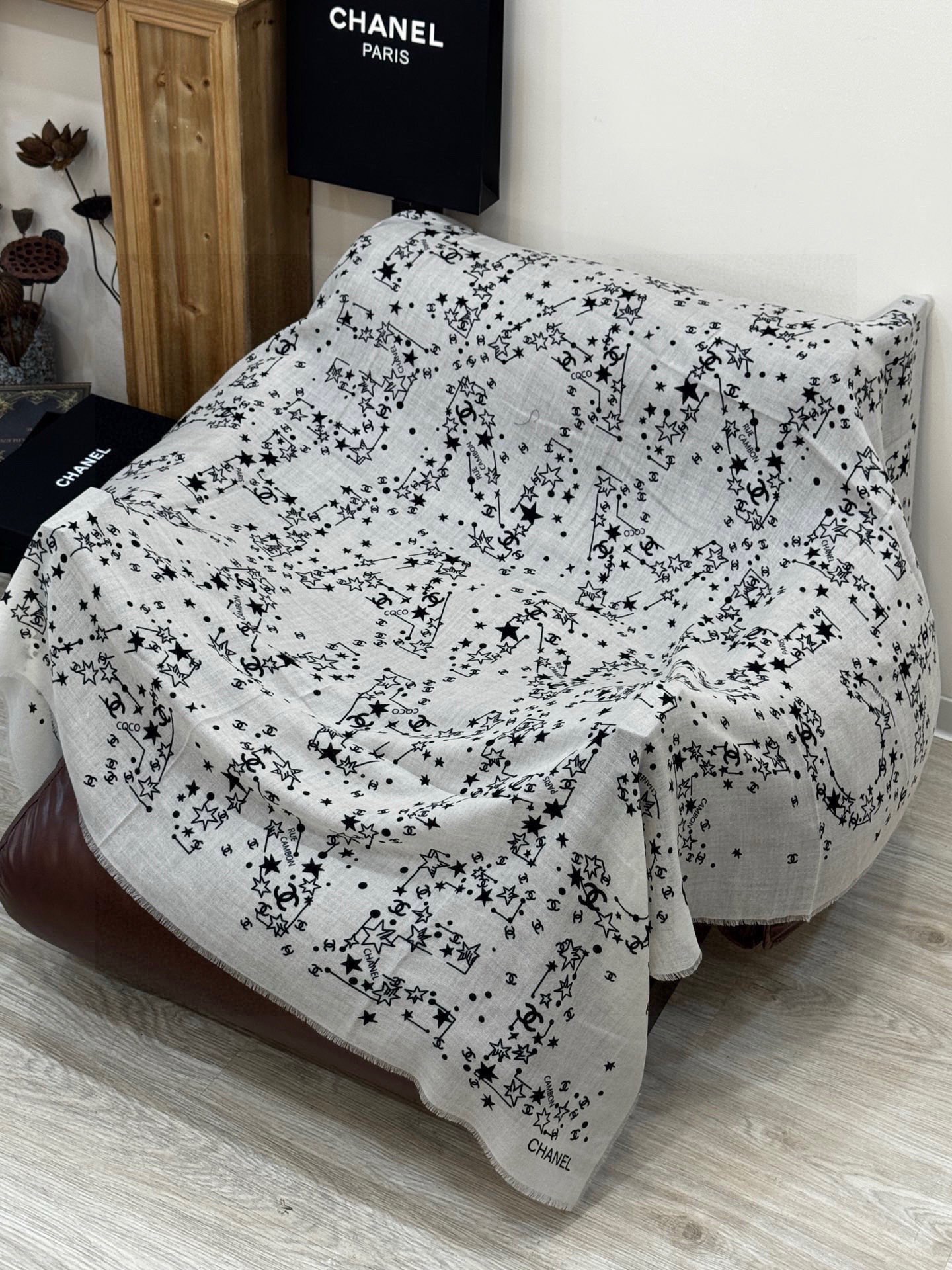 𝑪𝒉𝒂𝒏𝒆𝒍 • 25𝑪《星星物语》四季披肩黑色！Size：140x140cm 100%羊绒轻盈柔软，亲