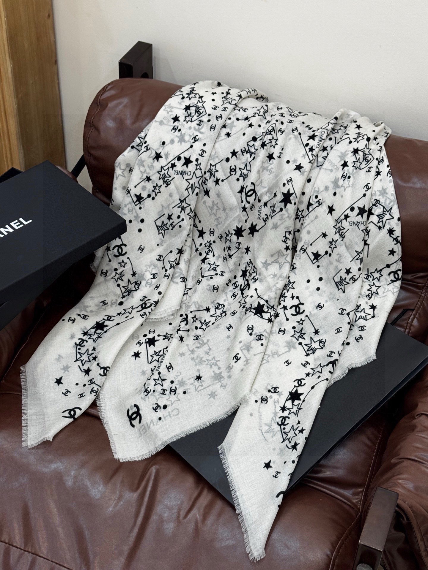 𝑪𝒉𝒂𝒏𝒆𝒍 • 25𝑪《星星物语》四季披肩黑色！Size：140x140cm 100%羊绒轻盈柔软，亲