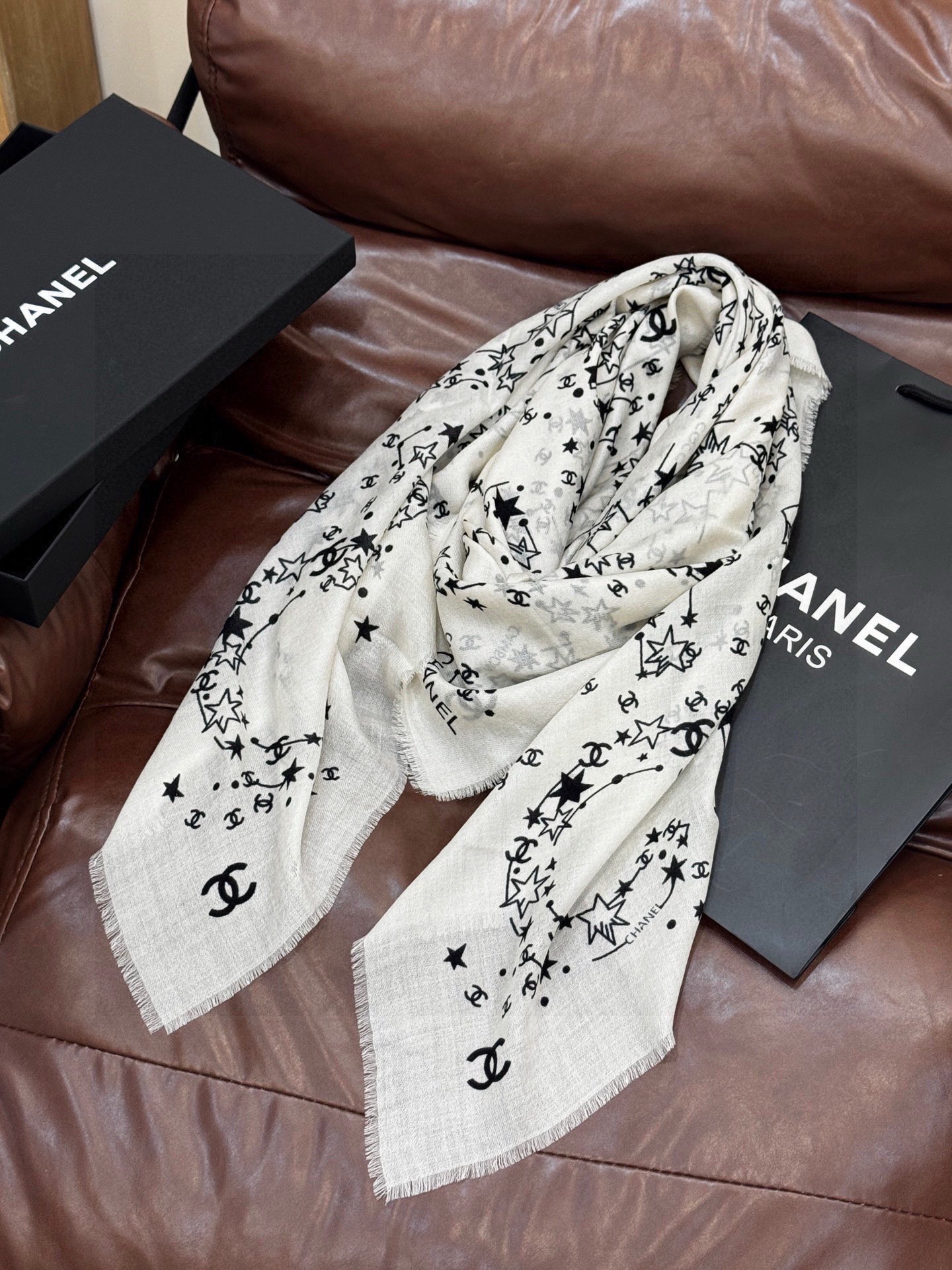 𝑪𝒉𝒂𝒏𝒆𝒍 • 25𝑪《星星物语》四季披肩黑色！Size：140x140cm 100%羊绒轻盈柔软，亲