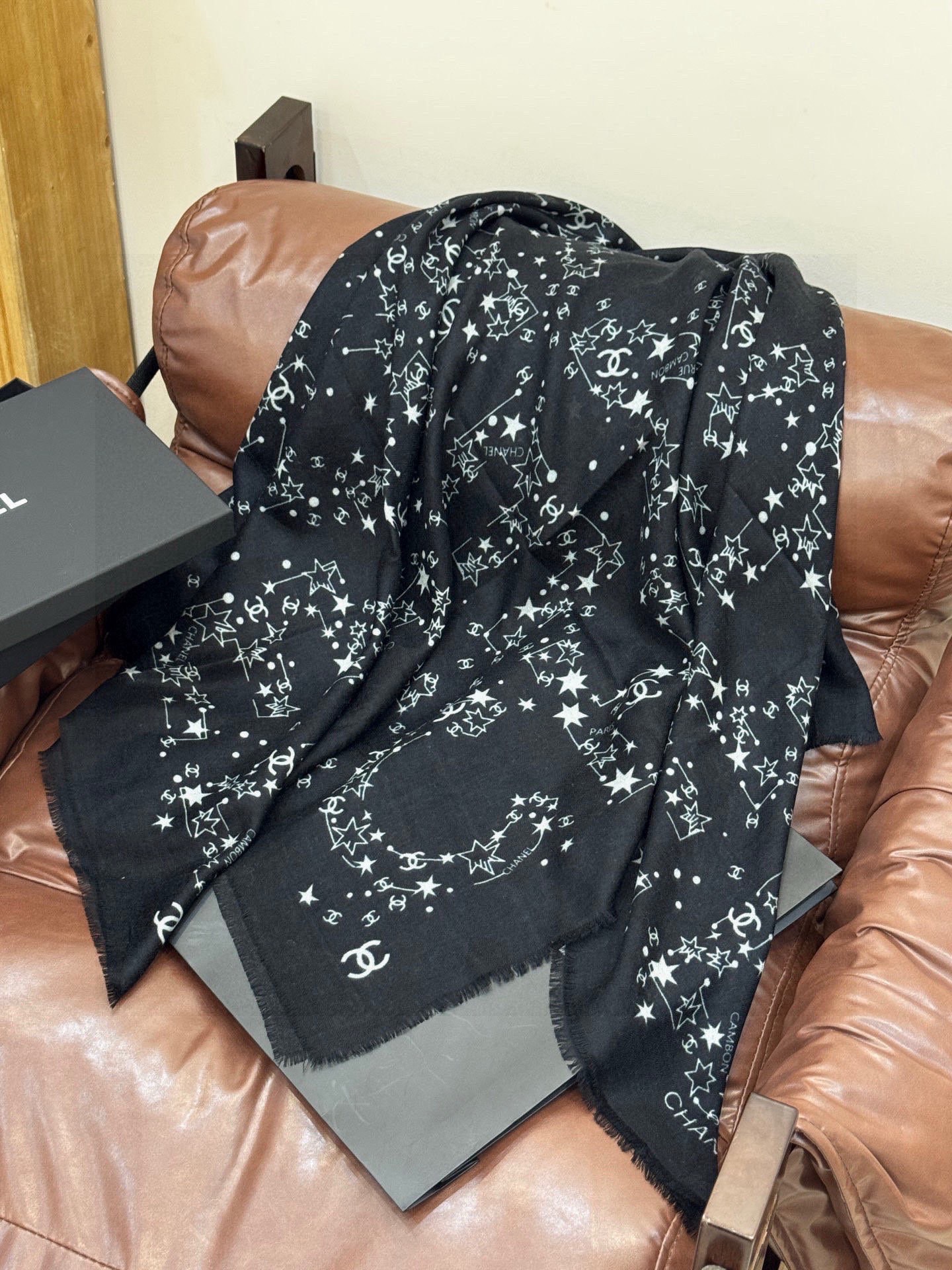 𝑪𝒉𝒂𝒏𝒆𝒍 • 25𝑪《星星物语》四季披肩黑色！Size：140x140cm 100%羊绒轻盈柔软，亲