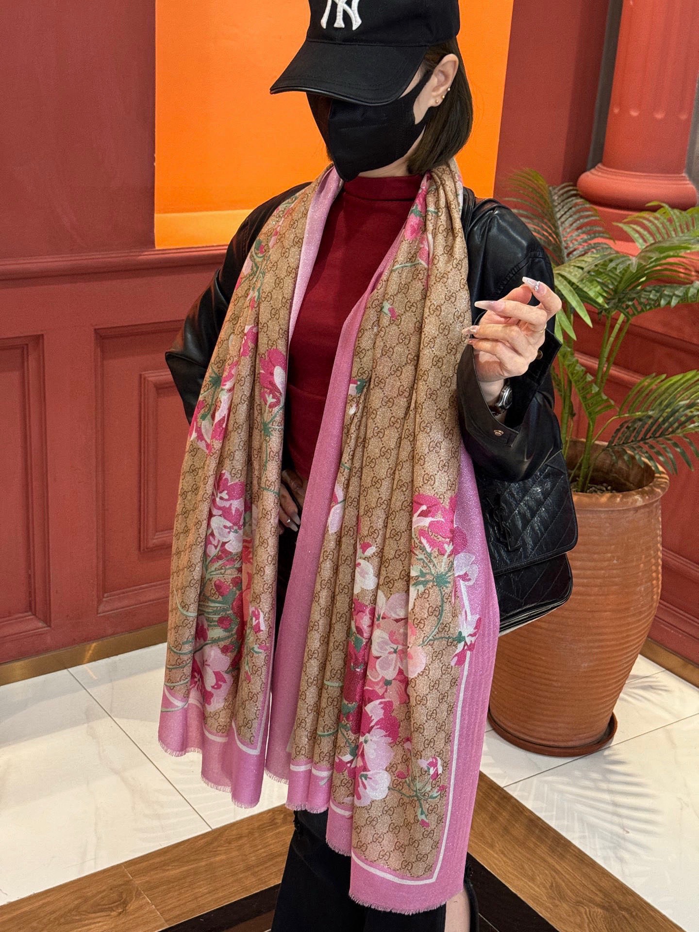 Gucci花卉羊绒围巾~超级抬气色！高级女人味！】羊绒围巾也能这么美！！！Gucci这款双面花卉羊绒围巾