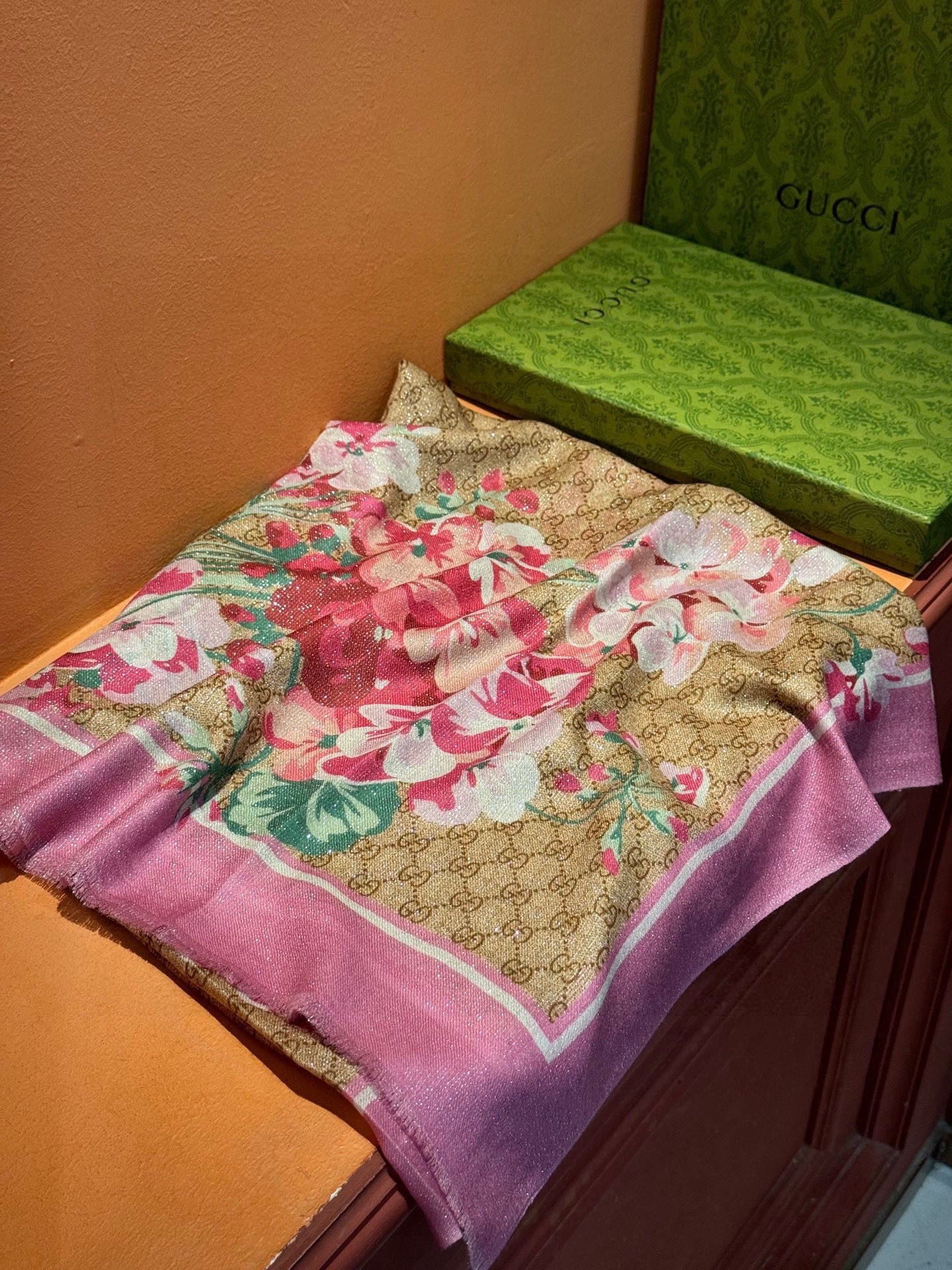 Gucci花卉羊绒围巾~超级抬气色！高级女人味！】羊绒围巾也能这么美！！！Gucci这款双面花卉羊绒围巾