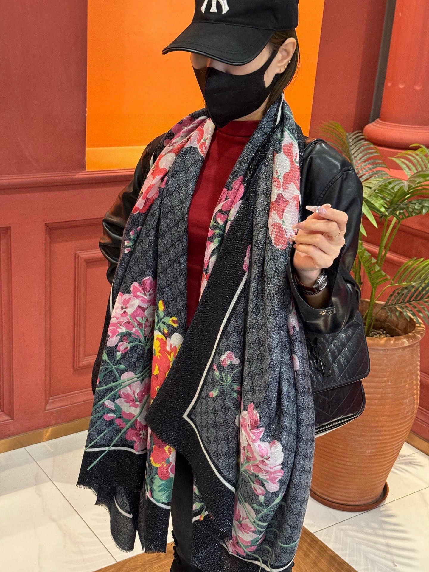 Gucci花卉羊绒围巾~超级抬气色！高级女人味！】羊绒围巾也能这么美！！！Gucci这款双面花卉羊绒围巾
