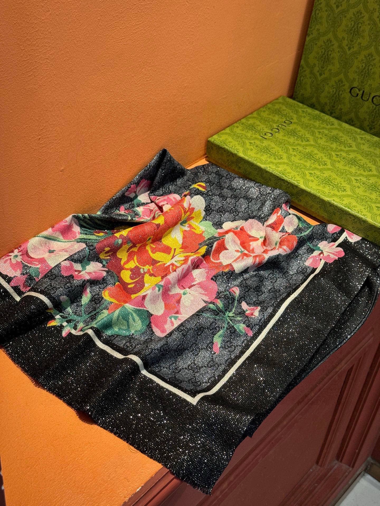 Gucci花卉羊绒围巾~超级抬气色！高级女人味！】羊绒围巾也能这么美！！！Gucci这款双面花卉羊绒围巾