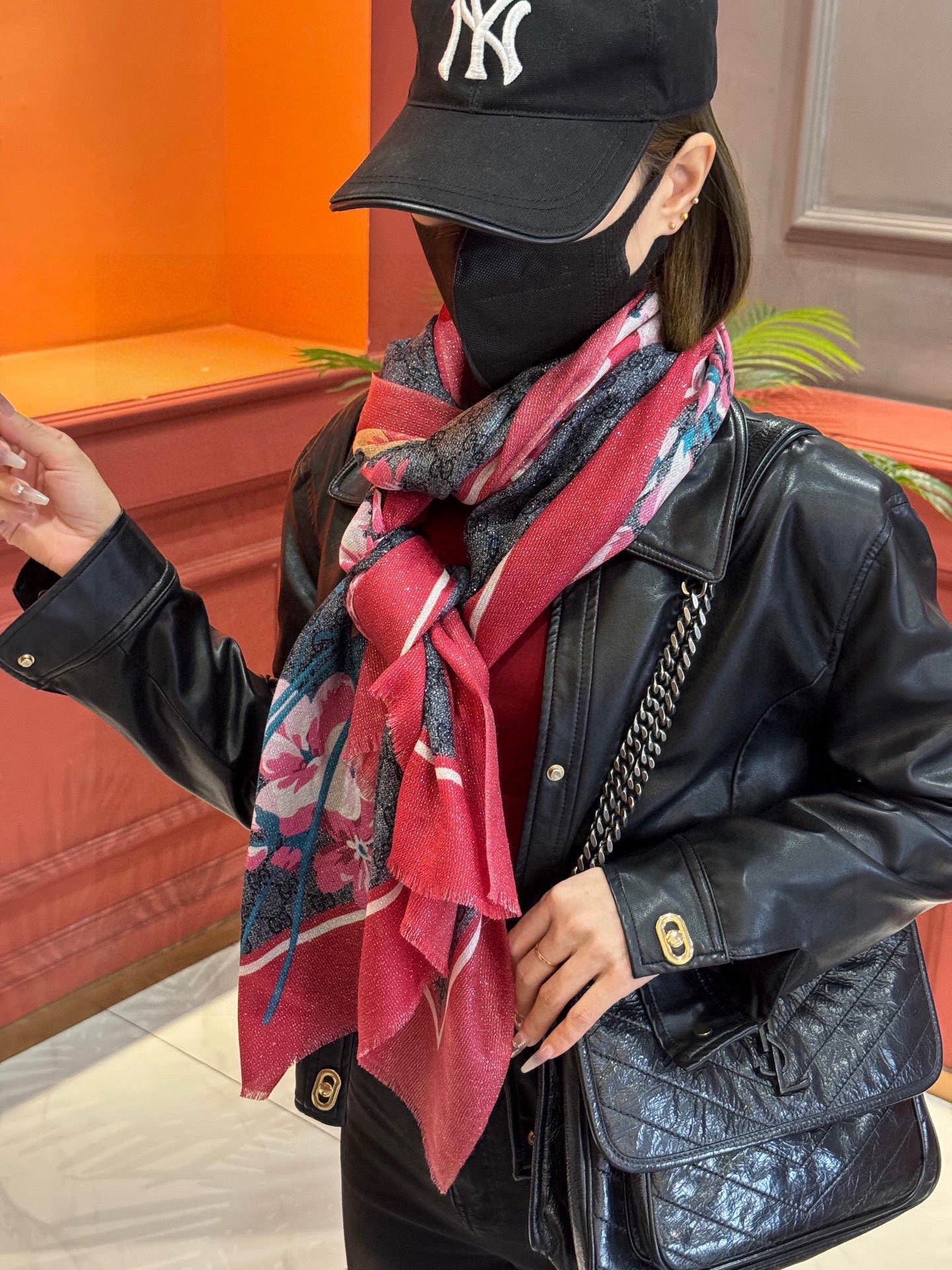 Gucci花卉羊绒围巾~超级抬气色！高级女人味！】羊绒围巾也能这么美！！！Gucci这款双面花卉羊绒围巾