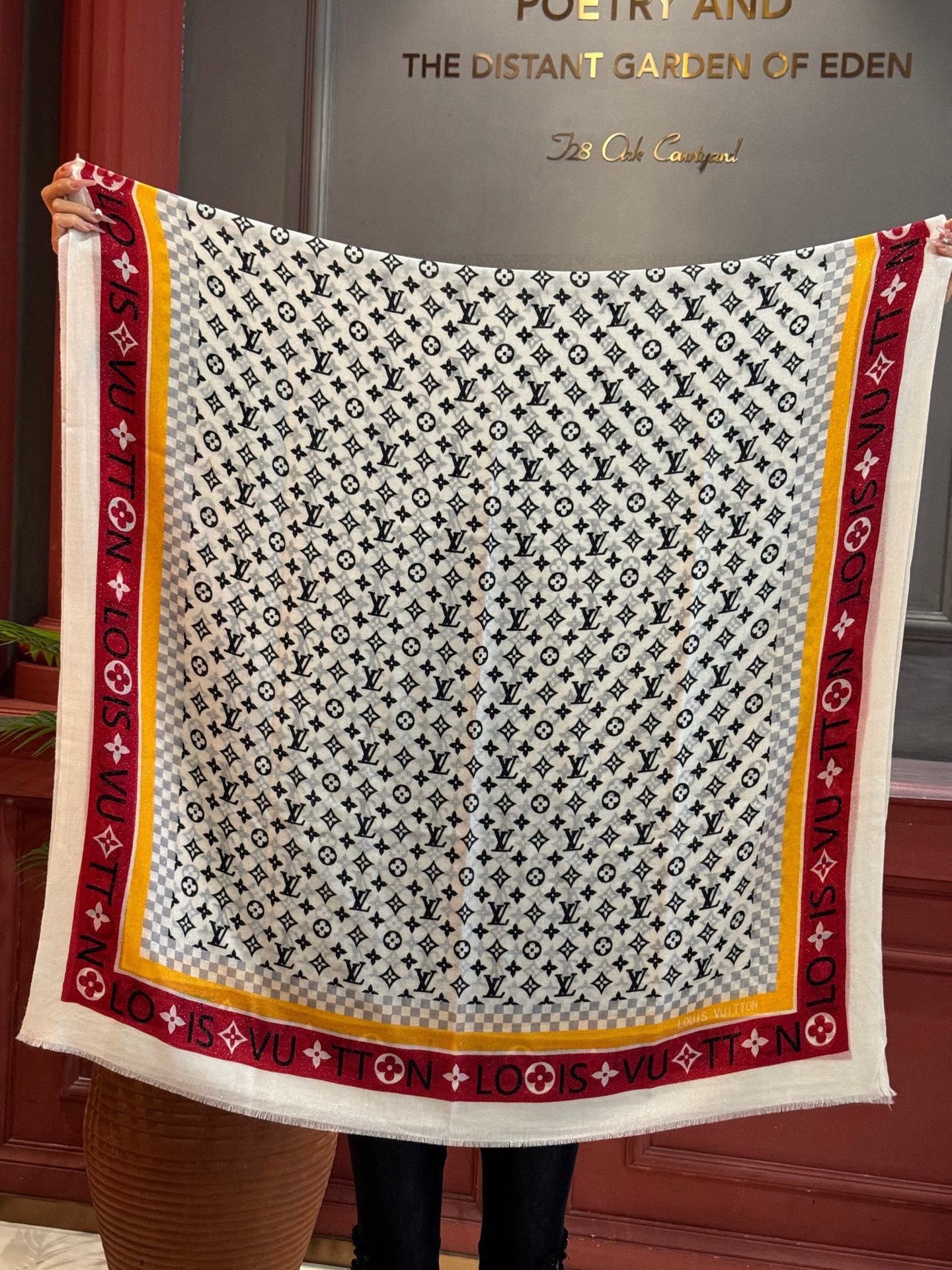 会发光发亮的围巾银丝羊绒长巾✨专柜同步‼️真心赞‼️驴家【L字母与花纹长巾】路易威登经典 Monogra