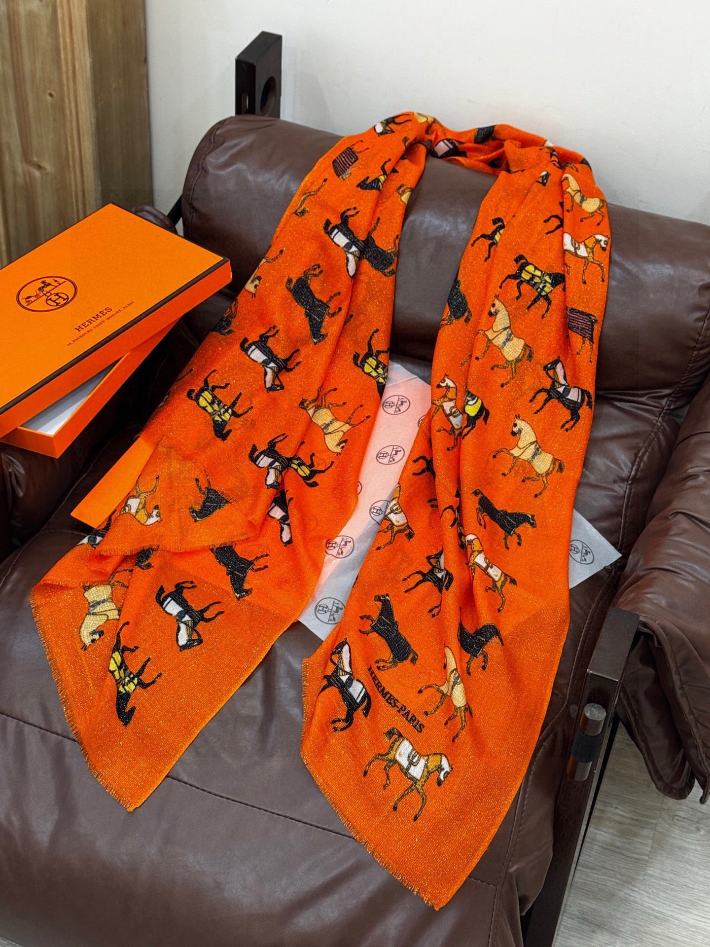 上新🌟 会发光发亮的围巾 💄💋新款客银丝+💖羊绒面料长巾 😘美翻了[流泪]H家【骏马披挂长巾】御用殿堂级