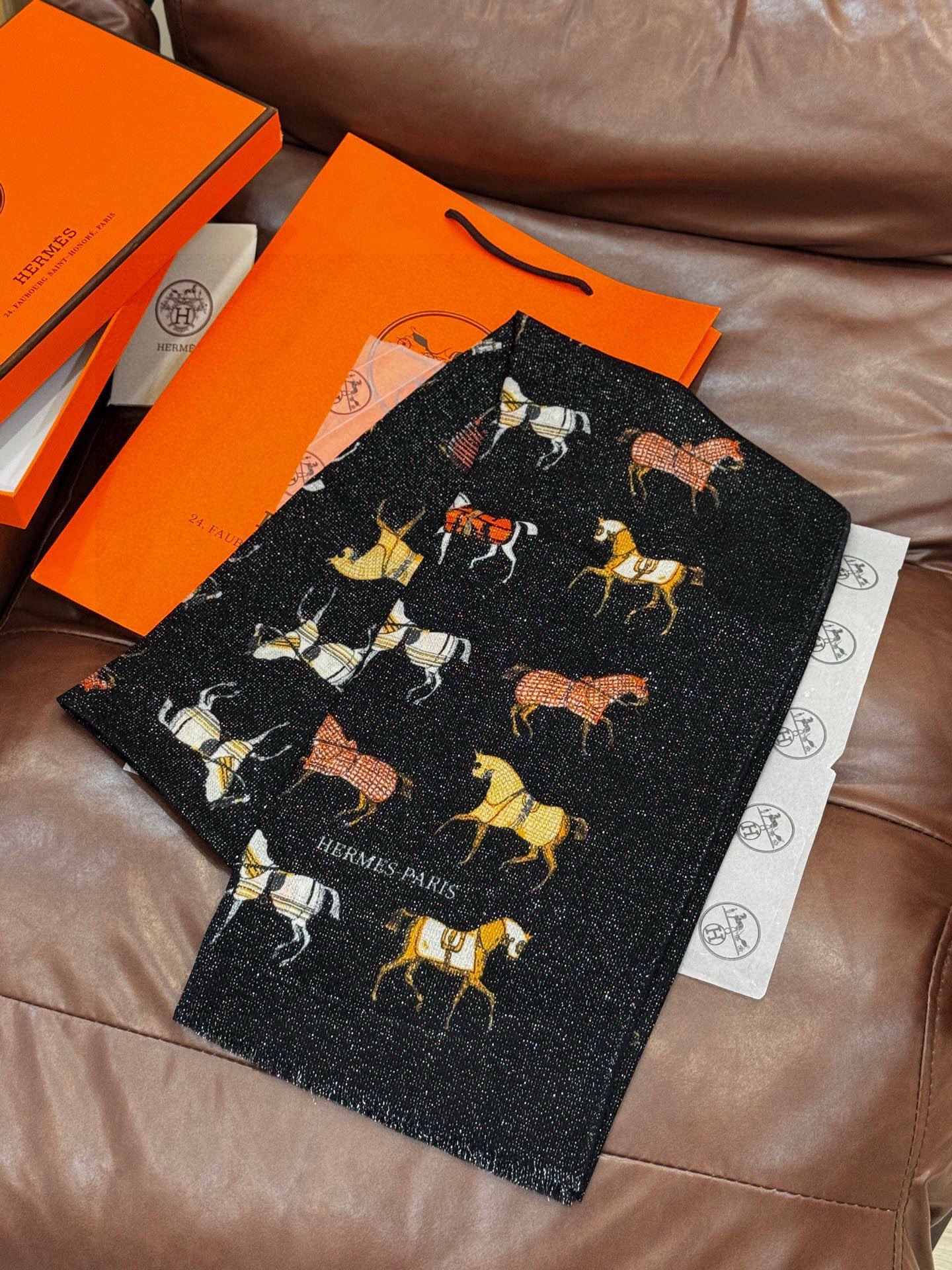 上新🌟 会发光发亮的围巾 💄💋新款客银丝+💖羊绒面料长巾 😘美翻了[流泪]H家【骏马披挂长巾】御用殿堂级