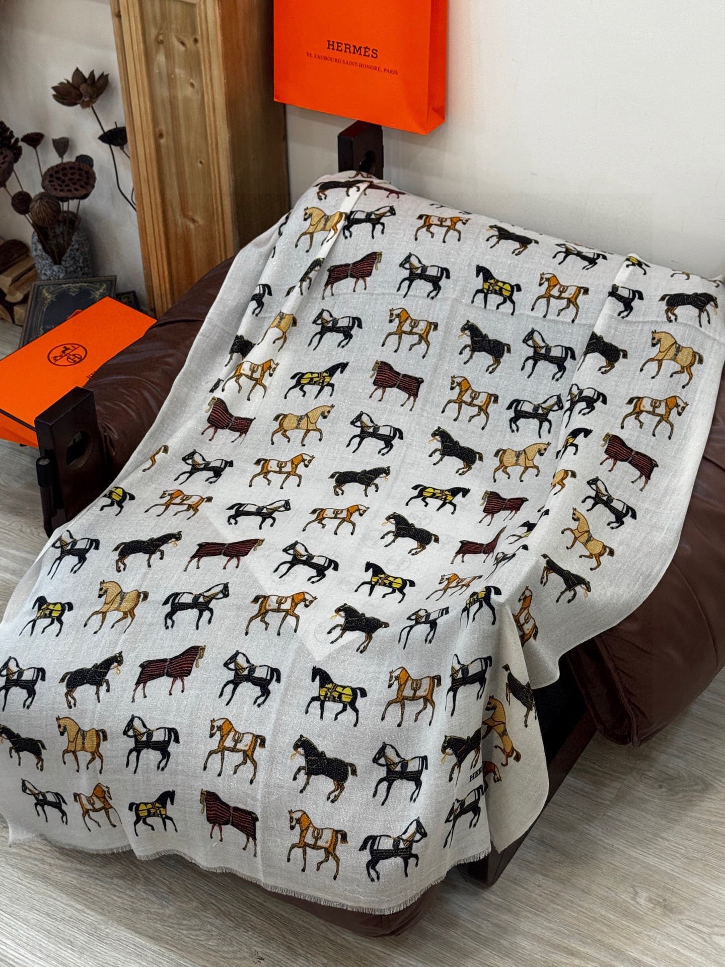 上新🌟 会发光发亮的围巾 💄💋新款客银丝+💖羊绒面料长巾 😘美翻了[流泪]H家【骏马披挂长巾】御用殿堂级