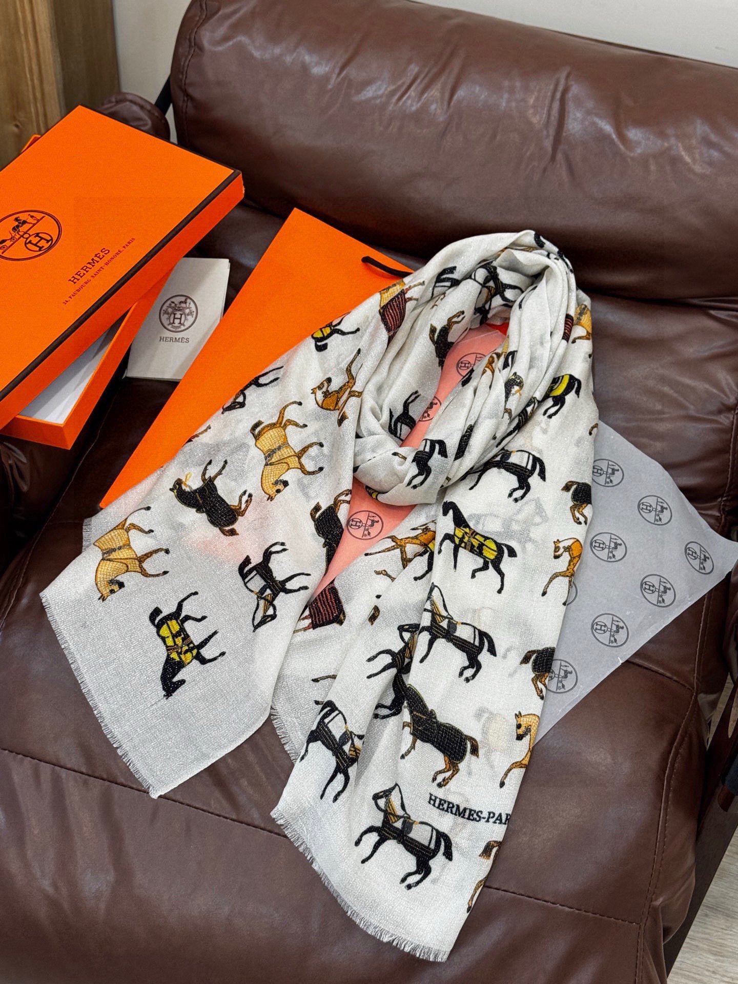 上新🌟 会发光发亮的围巾 💄💋新款客银丝+💖羊绒面料长巾 😘美翻了[流泪]H家【骏马披挂长巾】御用殿堂级