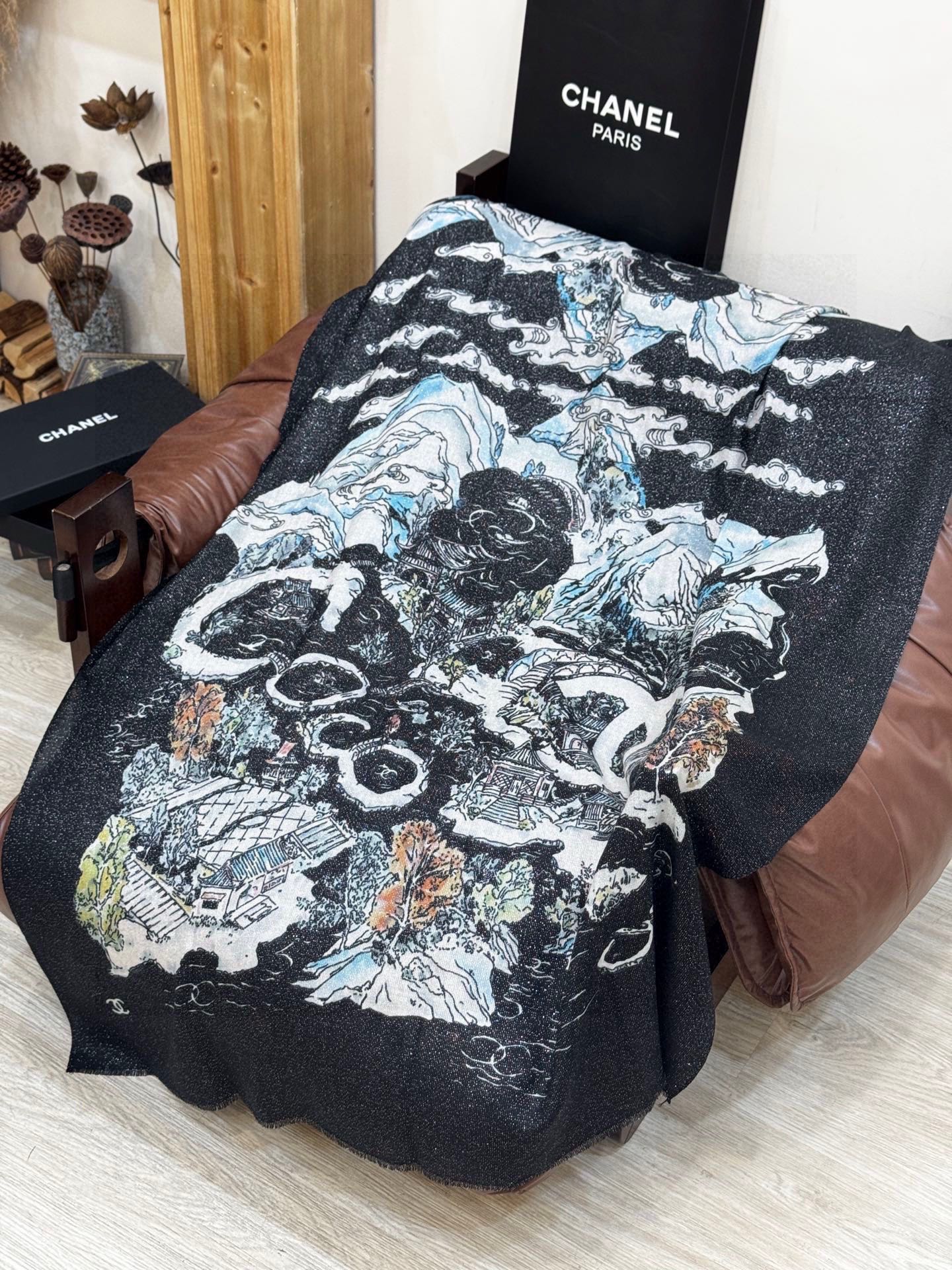 会发光发亮的围巾 2025秋冬高级成衣系列～Chanel 此系列谱写一曲自由轻灵的赞歌本系列作品创新演绎