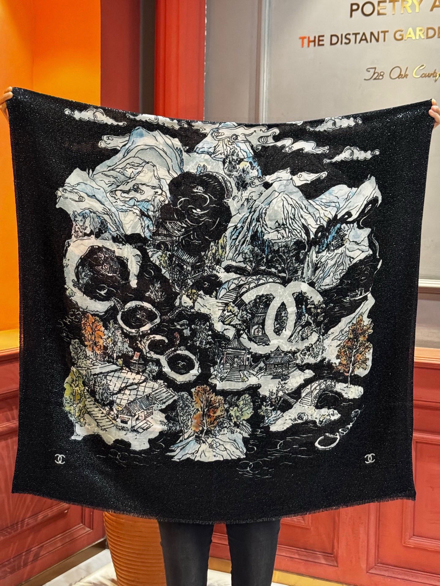 会发光发亮的围巾 2025秋冬高级成衣系列～Chanel 此系列谱写一曲自由轻灵的赞歌本系列作品创新演绎