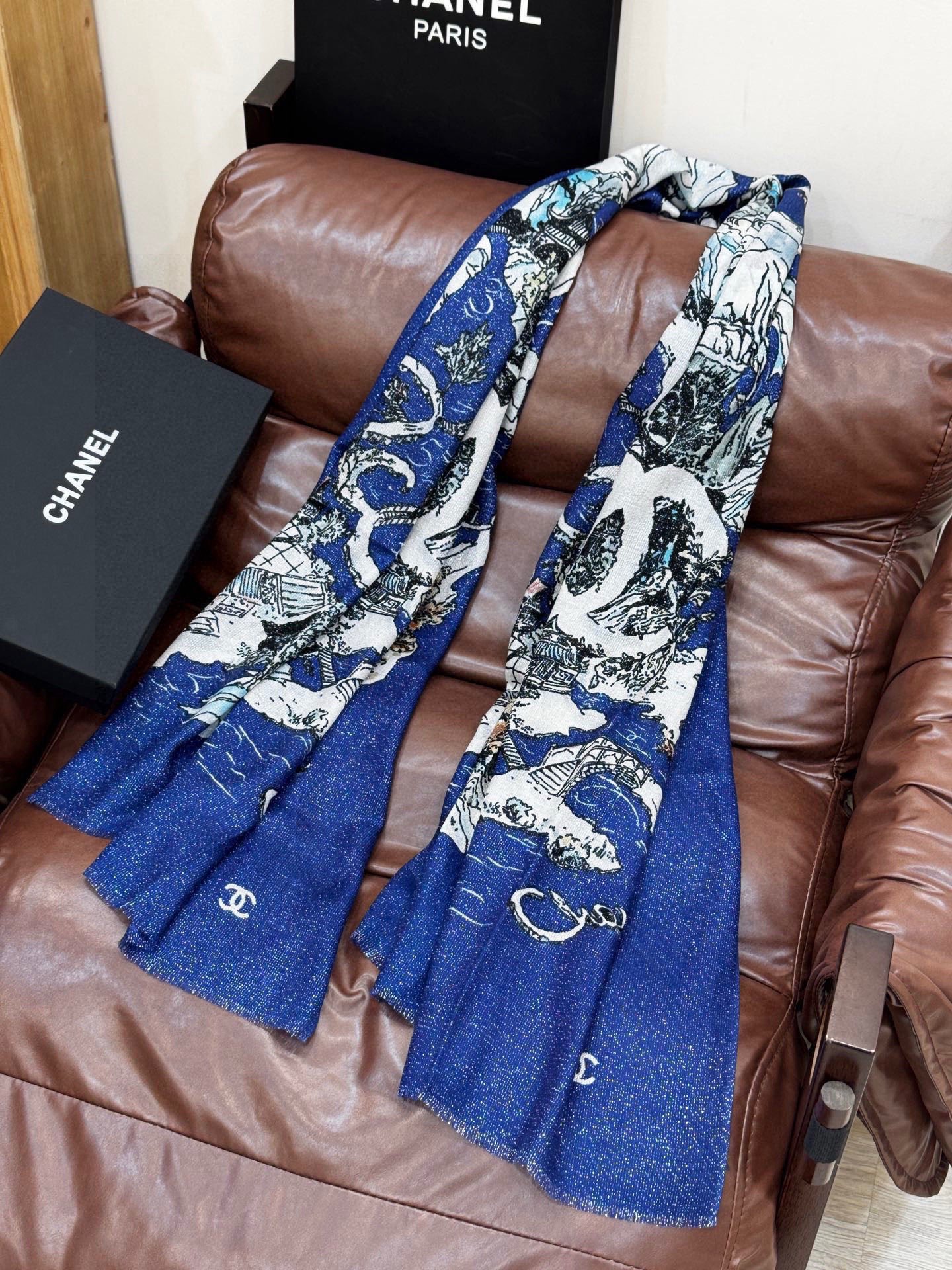 会发光发亮的围巾 2025秋冬高级成衣系列～Chanel 此系列谱写一曲自由轻灵的赞歌本系列作品创新演绎