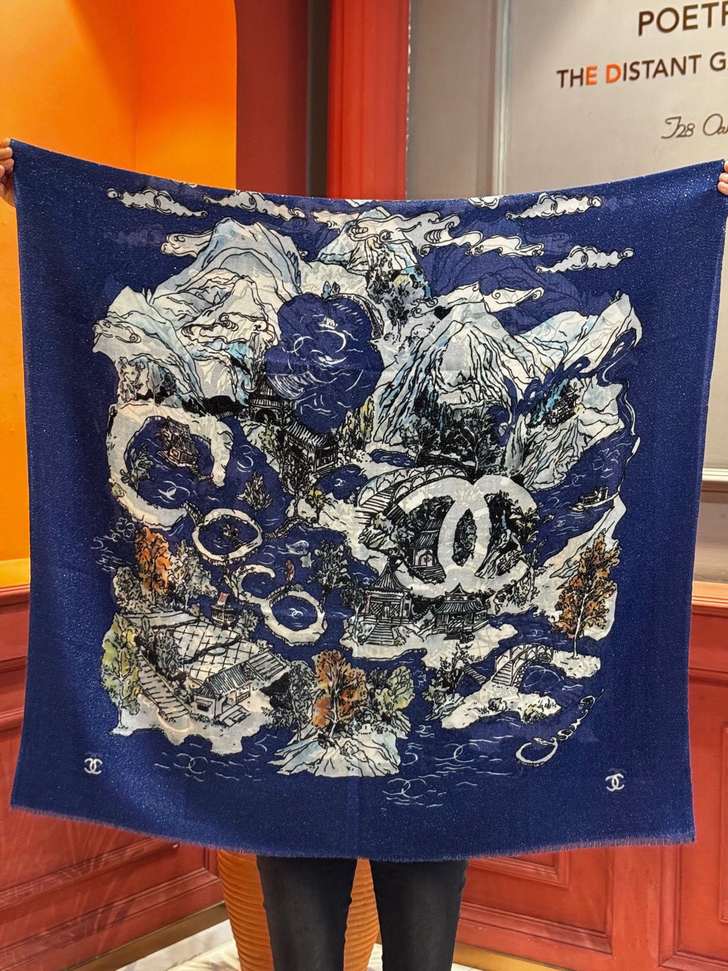 会发光发亮的围巾 2025秋冬高级成衣系列～Chanel 此系列谱写一曲自由轻灵的赞歌本系列作品创新演绎