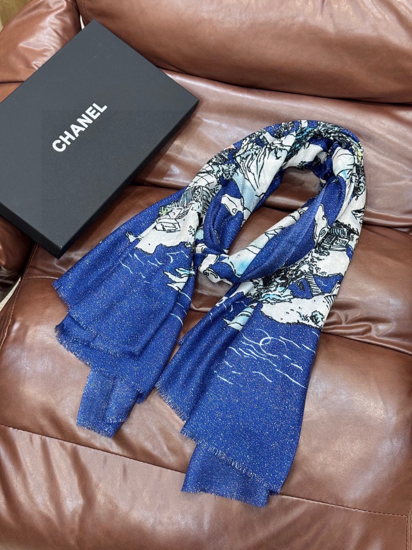 会发光发亮的围巾 2025秋冬高级成衣系列～Chanel 此系列谱写一曲自由轻灵的赞歌本系列作品创新演绎