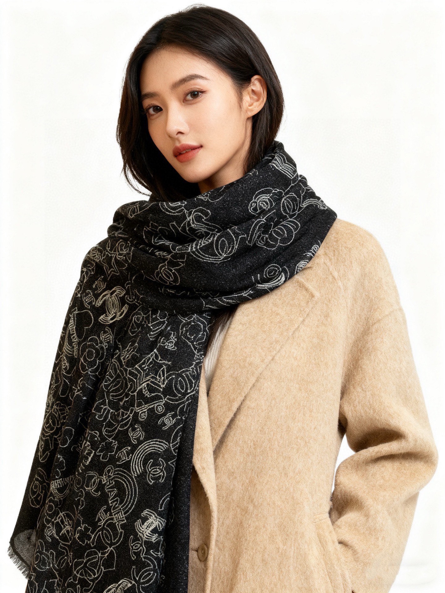 NO:619719,New scarf that will shine. New customer-supplied silver thread cashmere fabric long scarf. So beautiful [crying] [Xiaoxiang Silver Thread Icon], the royal palace-level top-notch new counter is on sale. The unique design style of pure cashmere sequins plus the rich Xiangjia's characteristic splicing pattern print of this season. It is extremely beautiful. Really. The upper body is extremely luxurious and high-end. Rare ~ little expensive ~ you can decide whether it looks good or not. Size 105x200cm  Large long scarf, top quality pure cashmere high version scarf, high version scarf, chanel19860909上新 会发光发亮的围巾 新款客供银线羊绒面料长巾 美翻了[流泪]【小香银线图标】,御用殿堂级极品新款专柜在售 纯羊绒亮片独特设计风格加上富有香家本季特色拼接图案印花 美丽至极 真的 上身极为奢华上档次 稀有～小贵～好看不好看自己看吧 尺寸105x200cm 大长巾,顶级纯羊绒高版本围巾,高版本围巾,chanel,scarf