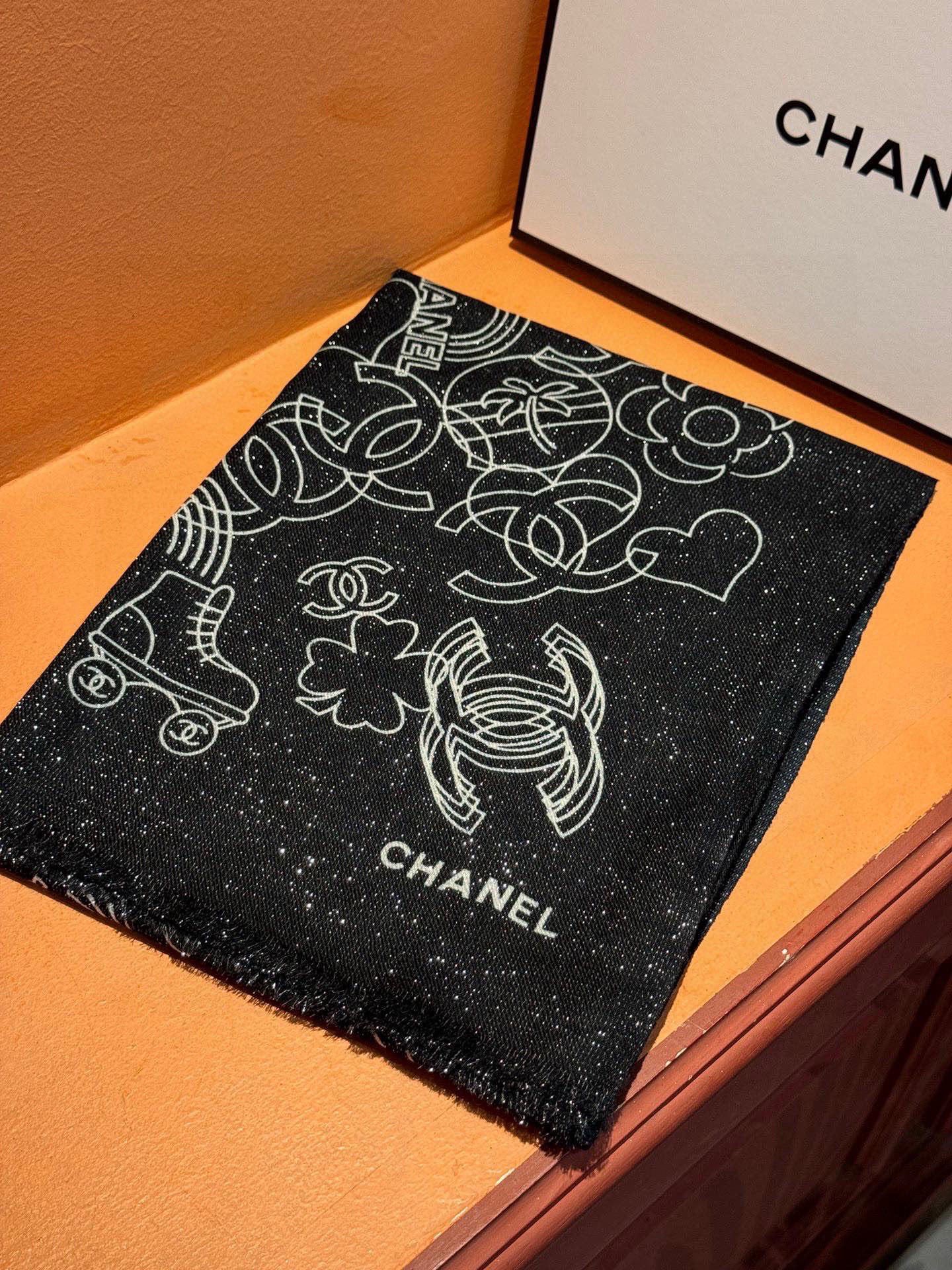 上新🌟 会发光发亮的围巾 💄💋新款客供银线💖羊绒面料长巾 😘美翻了[流泪]【小香银线图标】，御用殿堂级极