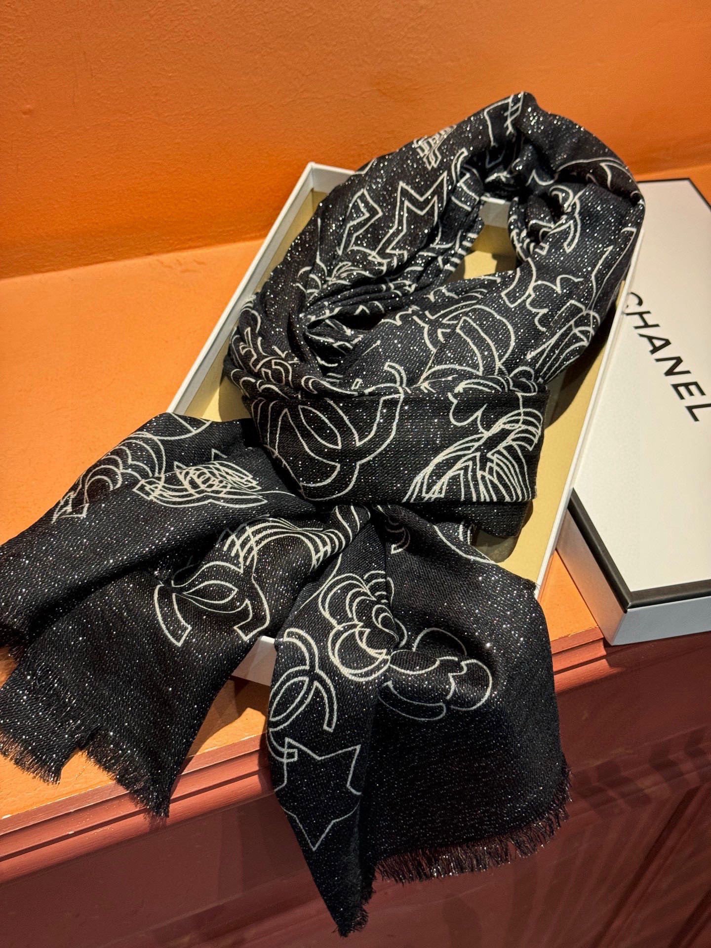 上新🌟 会发光发亮的围巾 💄💋新款客供银线💖羊绒面料长巾 😘美翻了[流泪]【小香银线图标】，御用殿堂级极