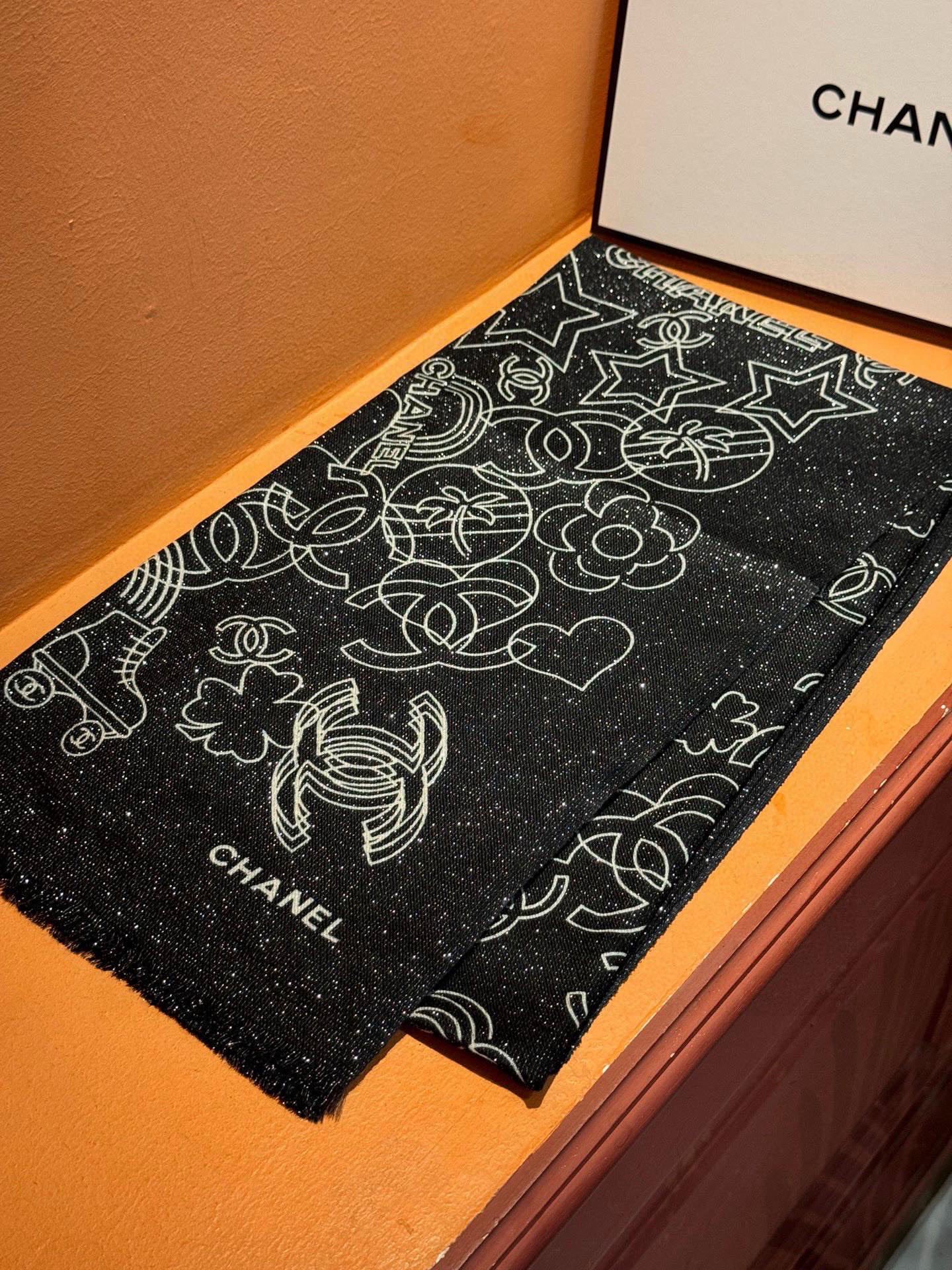 上新🌟 会发光发亮的围巾 💄💋新款客供银线💖羊绒面料长巾 😘美翻了[流泪]【小香银线图标】，御用殿堂级极