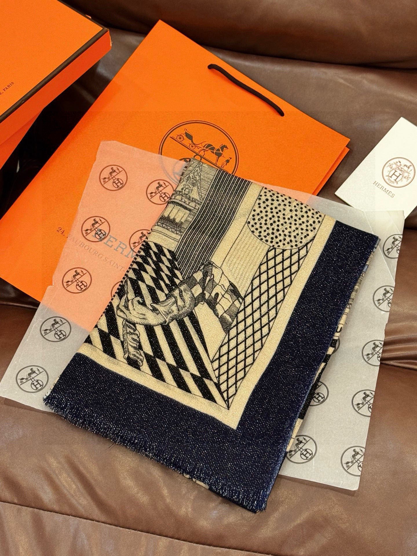 会发光发亮的围巾 爱马仕 专柜同步 买了都说好看羊绒印花‼️推荐💕顶级工艺超值‼️爱马仕专柜爆款🎁🎁羊绒