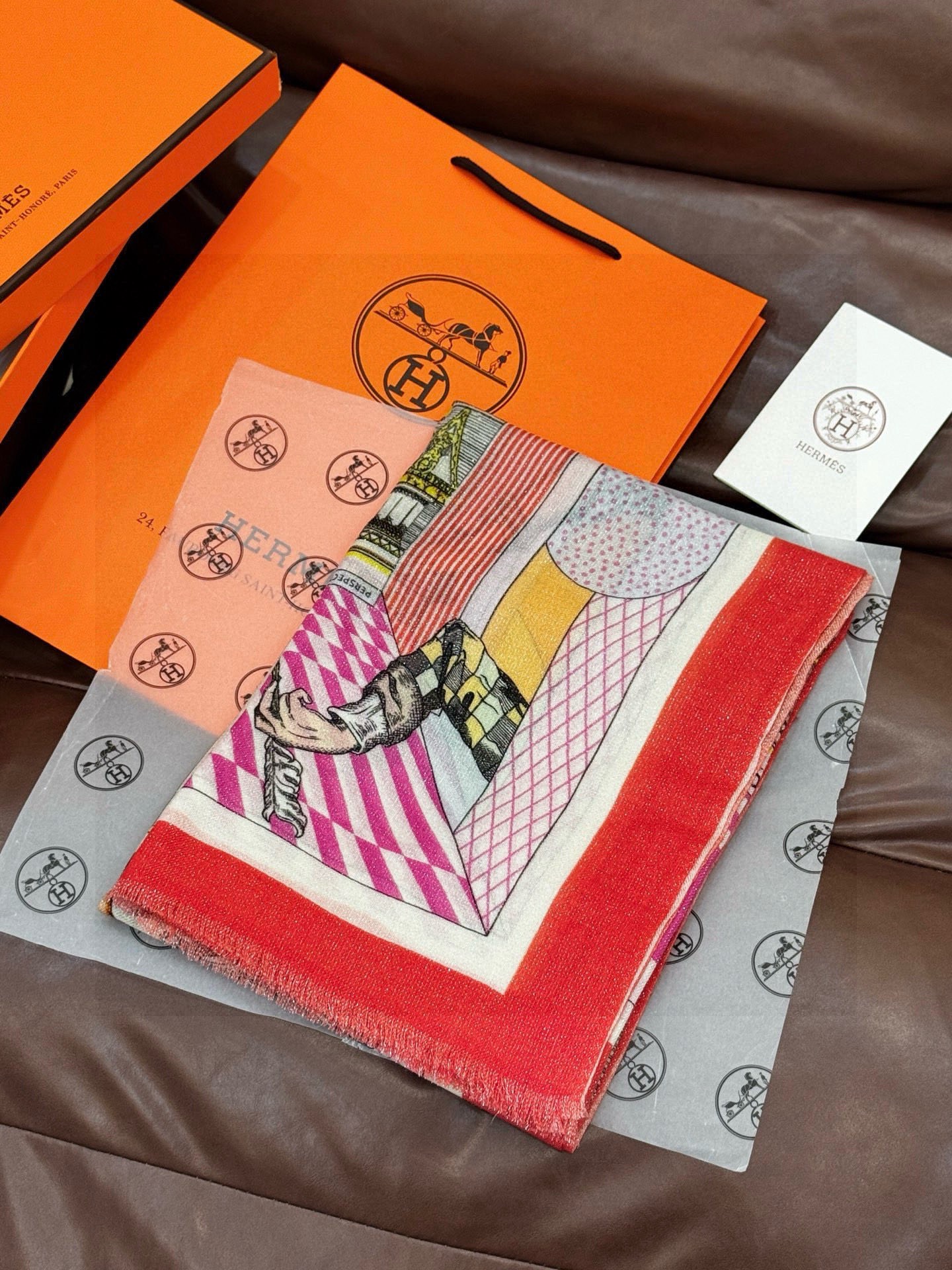 会发光发亮的围巾 爱马仕 专柜同步 买了都说好看羊绒印花‼️推荐💕顶级工艺超值‼️爱马仕专柜爆款🎁🎁羊绒