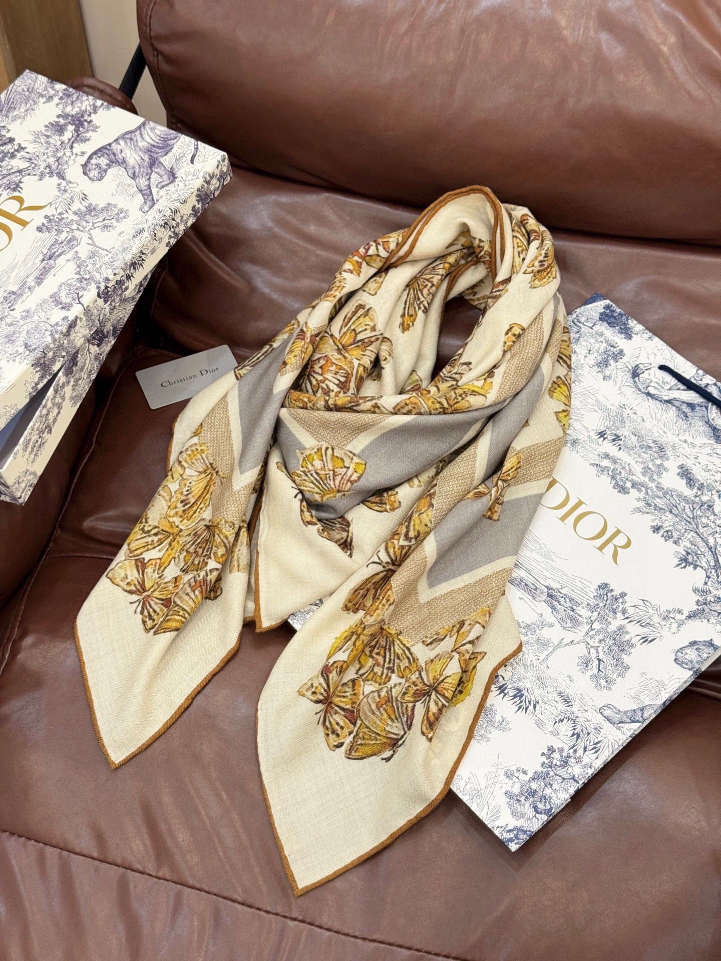 Dior 印花披肩【140顶级丝绒双面同色】Dior Camo PaPillon 图案这款披肩饰以 Di
