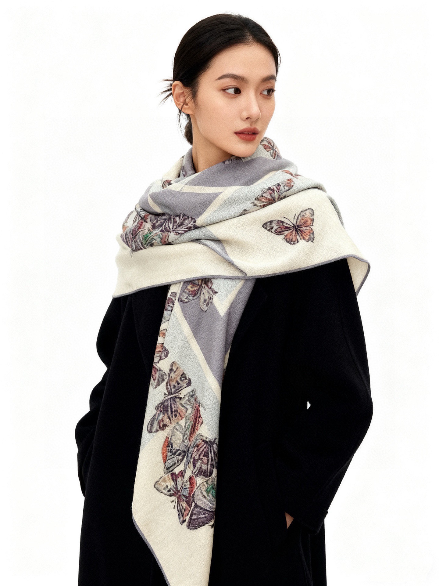 NO:619750,Dior printed shawl [140 top velvet double-sided same color] Dior Camo Papillon pattern This shawl is decorated with the Dior Camo Papillon pattern, a new interpretation of the butterfly theme with an elegant and poetic design. Carefully crafted from ivory and light blue velvet fabrics, decorated with hand-rolled edges, the contrasting light blue printed strip pattern is embellished with butterflies and the Christian Dior logo. Fashionable and elegant, it can be tied around the neck or draped over the shoulders. Dior Camo Papillon  Pattern Contrasting light blue printed strip pattern, embellished with butterflies and Christian Dior logo Contrasting hand-rolled edges 30% silk 70% cashmere 135*135cm high version scarf, high version scarf, dior, real silk, shawls19860909Dior 印花披肩【140顶级丝绒双面同色】Dior Camo Papillon 图案 这款披肩饰以 Dior Camo Papillon 图案,以优雅而诗意的设计全新演绎蝴蝶主题.采用象牙色和浅蓝色真丝绒面料精心制作,饰以手工卷边,对比鲜明的浅蓝色印花条形图案点缀以蝴蝶和 Christian Dior 标志.时尚高雅,可系在颈部或披在肩部.Dior Camo Papillon 图案 对比鲜明的浅蓝色印花条形图案,点缀以蝴蝶和 Christian Dior标志 对比鲜明的手工卷边 30真丝70羊绒 135*135cm高版本围巾,高版本围巾,dior,real silk,shawls,scarf