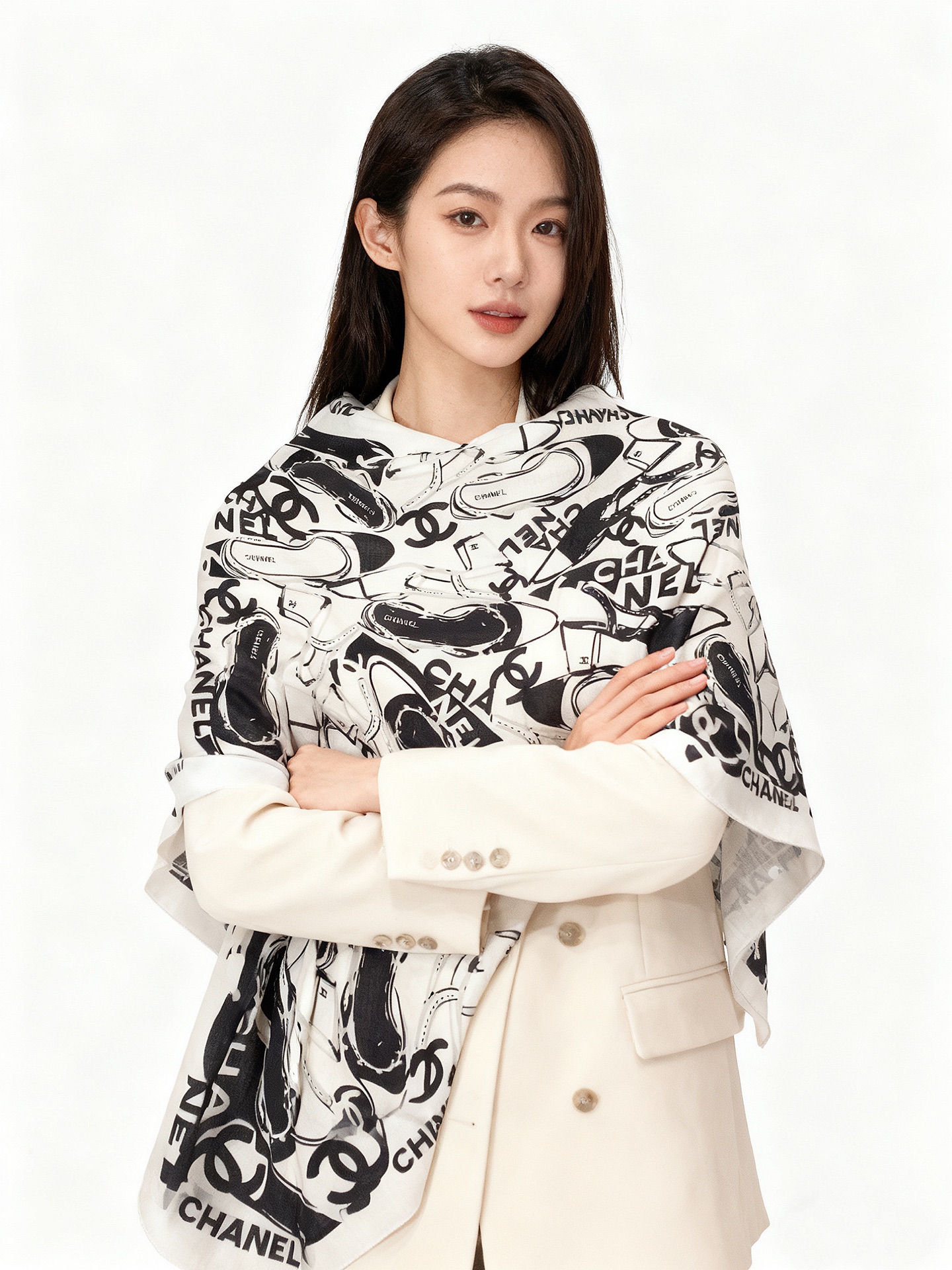 NO:619759,2025 Autumn and Winter haute couture collection ~ Chanel [140 double-sided velvet shawls of the same color] This series composes a hymn of freedom and lightness. This series of works innovatively interprets the brand's style symbols, showing unrestrained confidence and charm. Elegant and romantic style design. Ingredients: 30% mulberry silk and 70% cashmere. Size 135*135cm. High version scarf, high version scarf, chanel, shawls198609092025秋冬高级成衣系列～Chanel【140双面同色丝绒披肩】 此系列谱写一曲自由轻灵的赞歌 本系列作品创新演绎品牌的风格符号 尽显无拘无束的自信魅力 优雅浪漫的风格设计 成份30桑蚕丝70羊绒 尺寸135*135cm 高版本围巾,高版本围巾,chanel,shawls,scarf