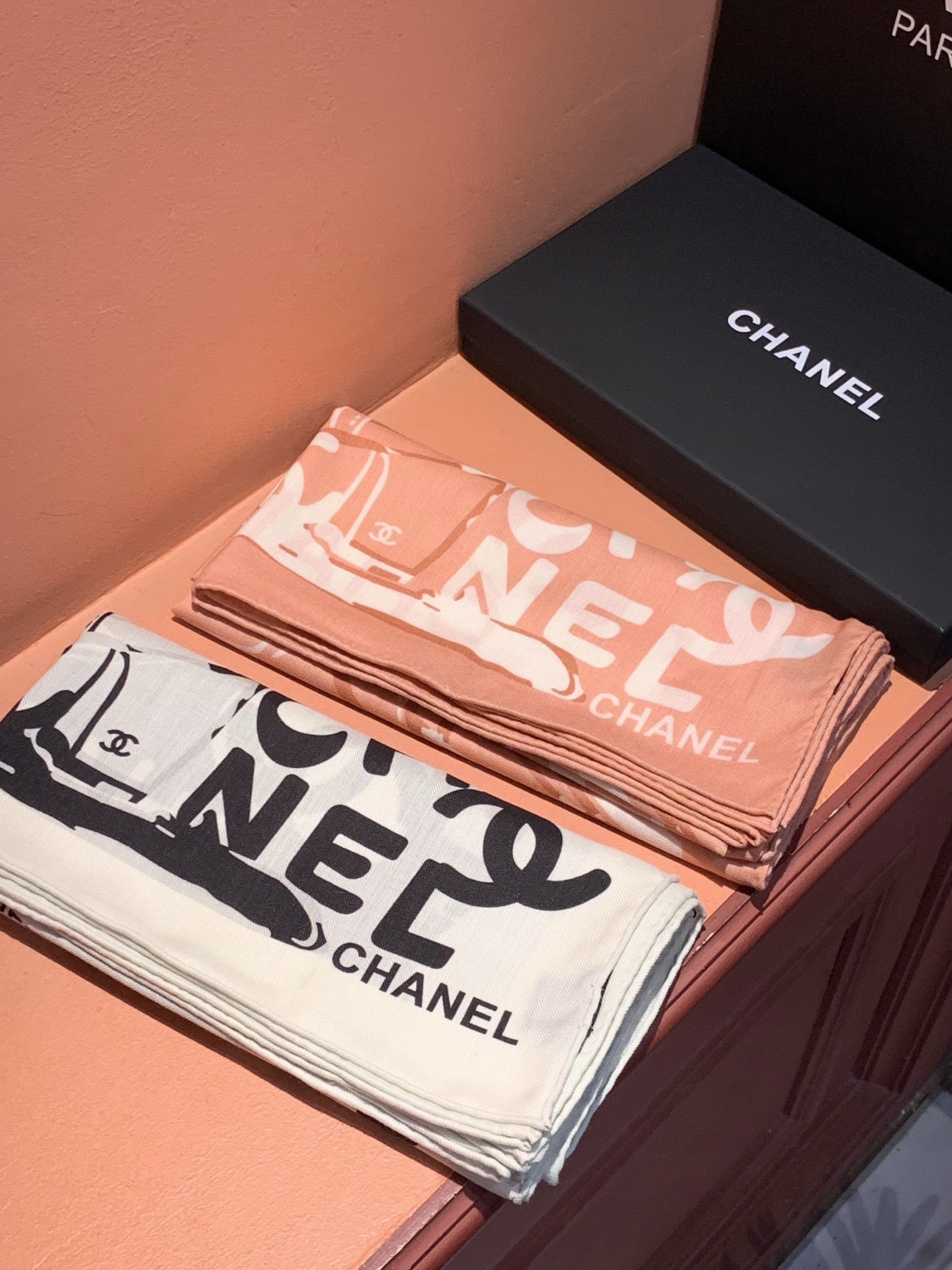 2025秋冬高级成衣系列～Chanel 【140双面同色丝绒披肩】此系列谱写一曲自由轻灵的赞歌本系列作品