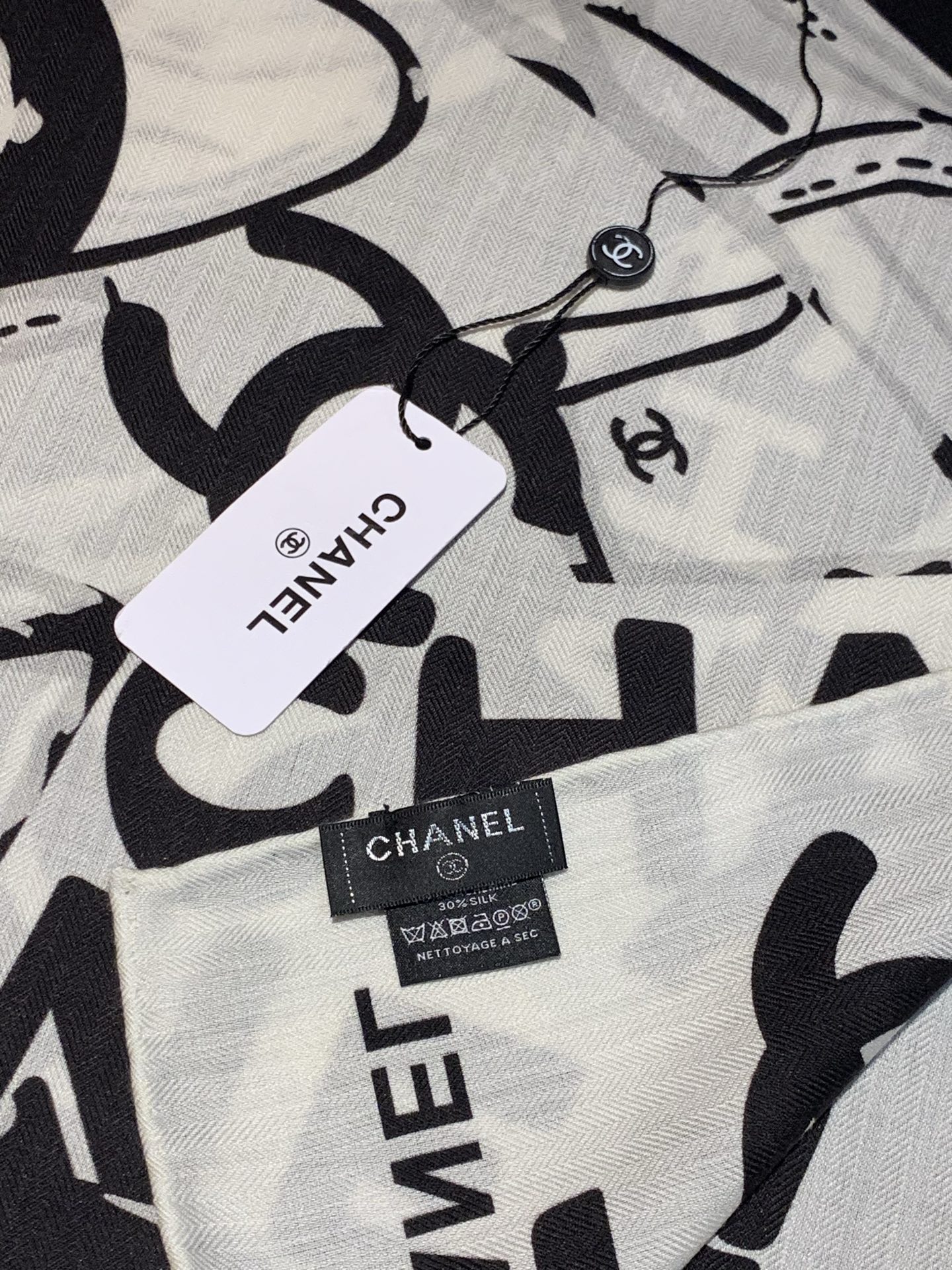 2025秋冬高级成衣系列～Chanel 【140双面同色丝绒披肩】此系列谱写一曲自由轻灵的赞歌本系列作品