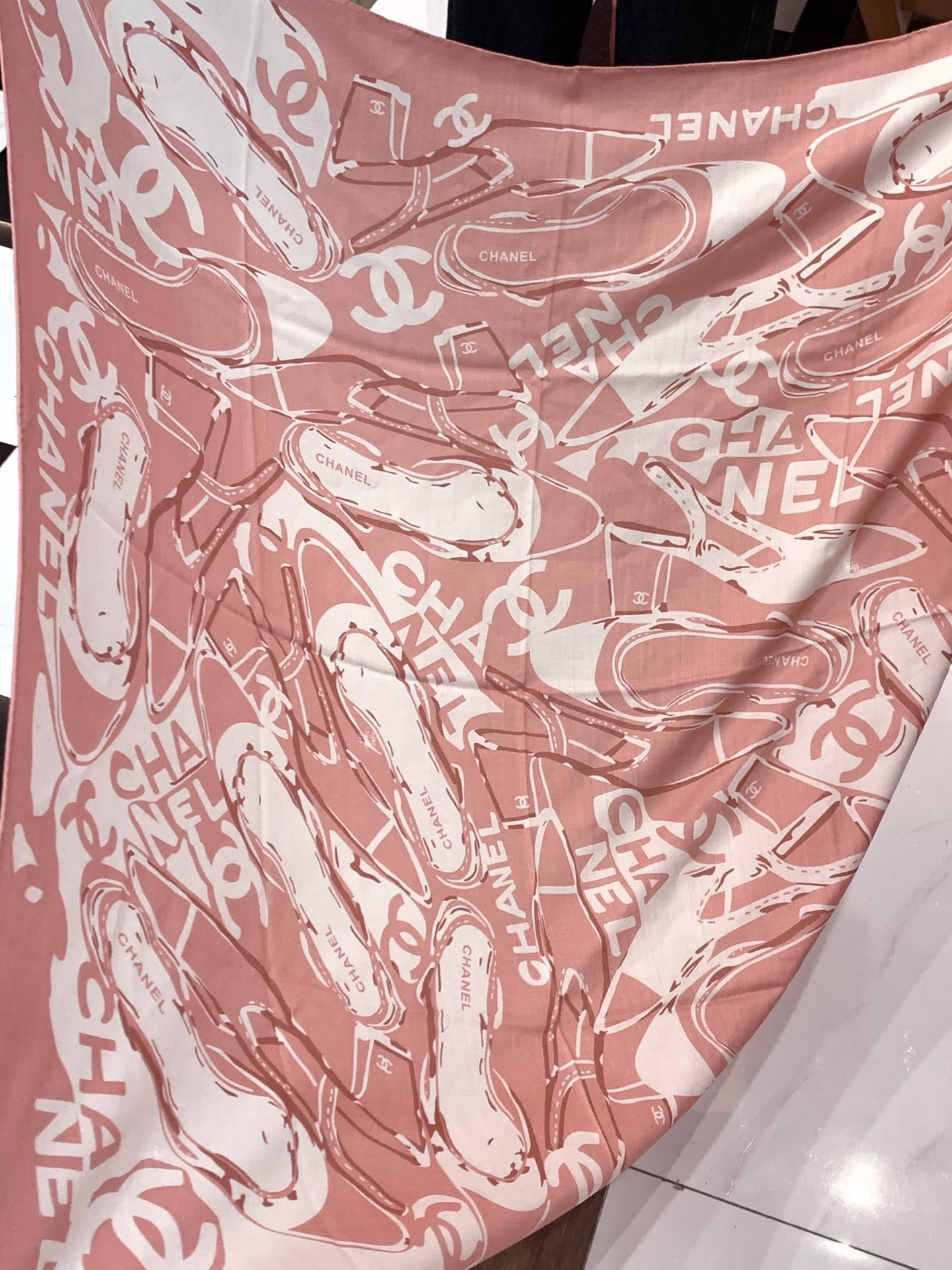 2025秋冬高级成衣系列～Chanel 【140双面同色丝绒披肩】此系列谱写一曲自由轻灵的赞歌本系列作品