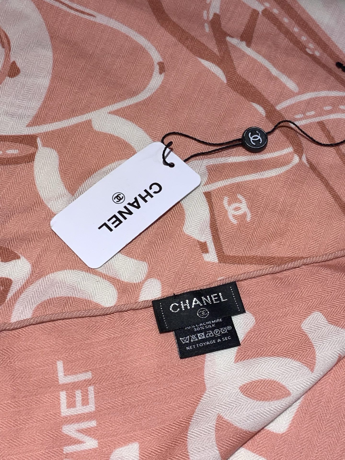 2025秋冬高级成衣系列～Chanel 【140双面同色丝绒披肩】此系列谱写一曲自由轻灵的赞歌本系列作品