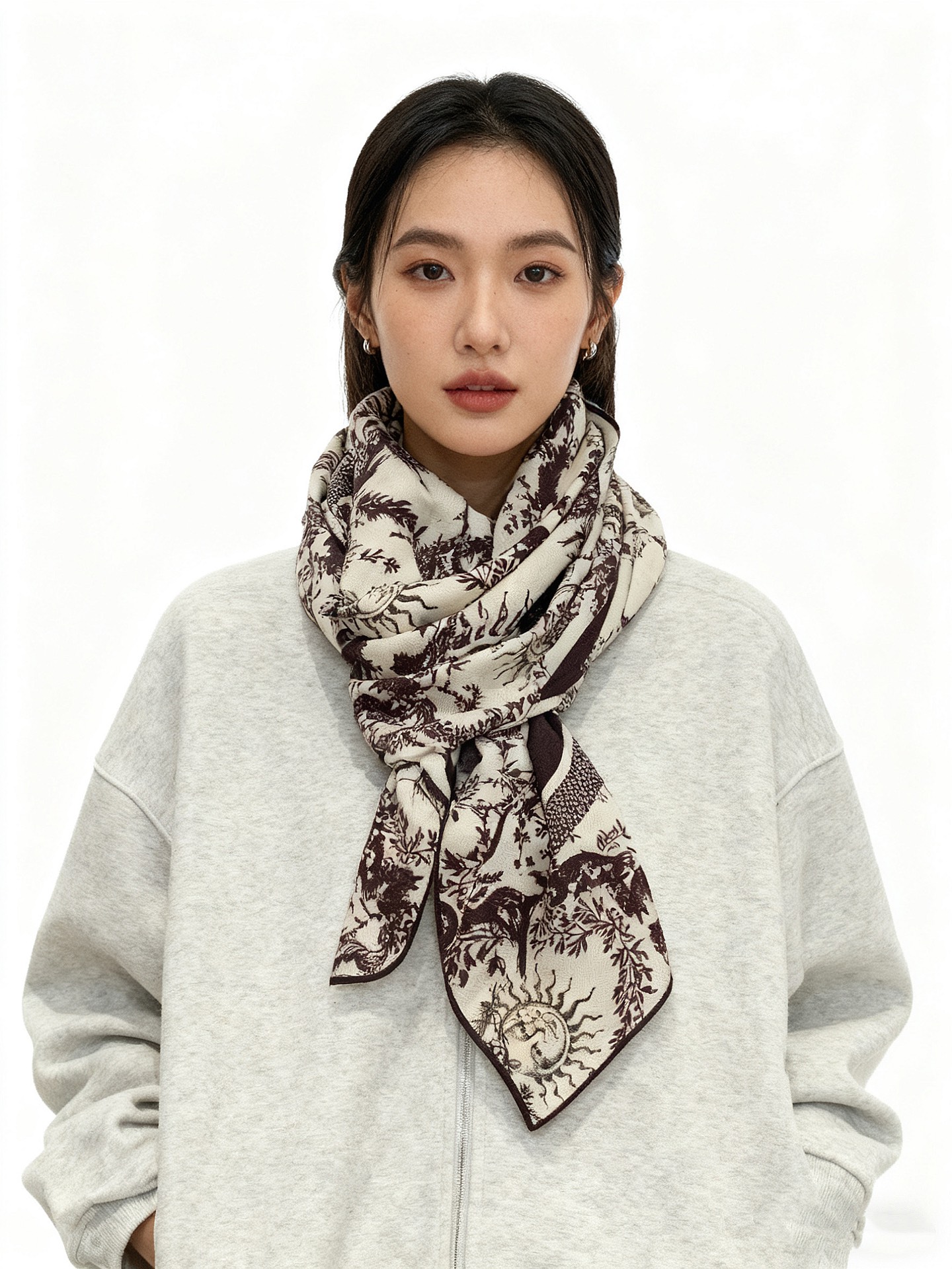 NO:619729,Dior 140 velvet reversible tone-on-tone printed shawl This Dior velvet shawl features a delicate pattern in Papillon designed by Pietro Ruffo with an elegant and dreamy design. Crafted from white and black velvet fabrics, hand-rolled and embellished with contrasting Christian Dior  Signature jacquard strip pattern. Chic and elegant, it provides more inspiration for wearing silk wool square scarf. It can be matched with trousers or skirts of this series to create a refined classic look. White and black fabric Papillon Christian Dior Contrasting jacquard strip pattern with logo Hand-rolled edge 30 mulberry silk 70 cashmere 135*135 cm Made in Italy high version scarf, high version scarf, dior, skirts, shawls19860909Dior 140丝绒双面同色印花披肩 这款 Dior 丝绒披肩以彼得罗鲁福（Pietro Ruffo）设计的Papillon 以优雅而梦幻的设计彰显精美的图案.采用白色和黑色丝绒面料精心制作,手工卷边,点缀以对比鲜明的 Christian Dior 标志提花条形图案.别致高雅,为佩戴丝毛方巾提供更多穿搭灵感,可与该系列的长裤或半身裙搭配,打造精致的经典造型. 白色和黑色面料 Papillon Christian Dior 标志对比鲜明的提花条形图案 手工卷边 30桑蚕丝70羊绒 135*135 cm 意大利制造高版本围巾,高版本围巾,dior,skirts,shawls,scarf