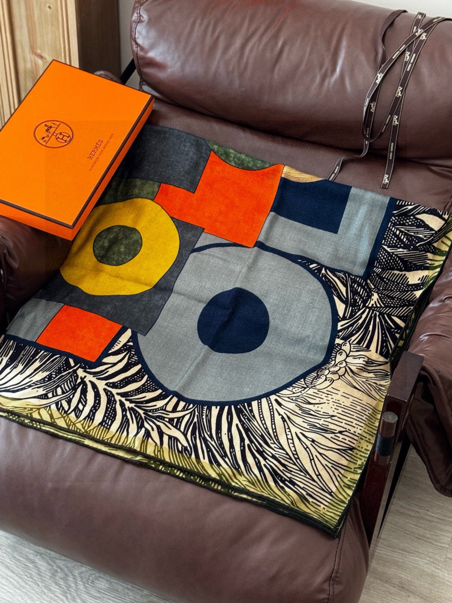 H，目前最热门的 “超现实爱马仕枢纽” 风靡全宇宙，听名字就充斥着未来空间♥️艺术品一样的存在，会绝版的