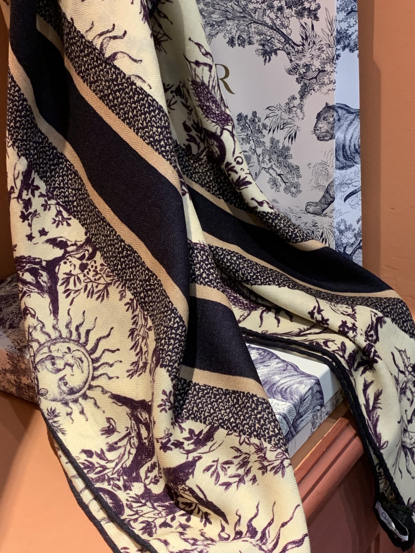 Dior 140丝绒双面同色印花披肩这款 Dior 丝绒披肩以彼得罗•鲁福（Pietro Ruffo）设