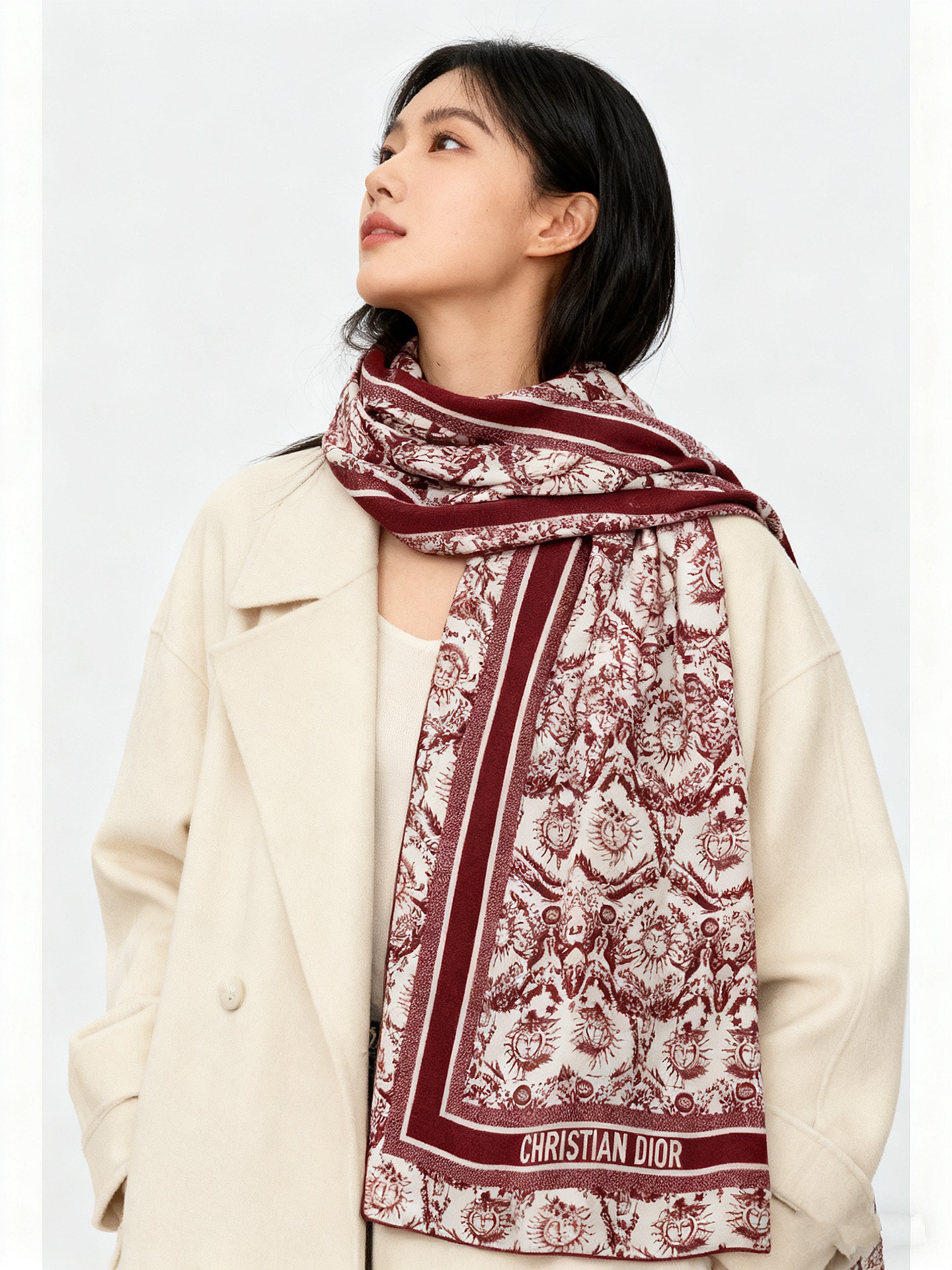 Dior 140丝绒双面同色印花披肩这款 Dior 丝绒披肩以彼得罗•鲁福（Pietro Ruffo）设