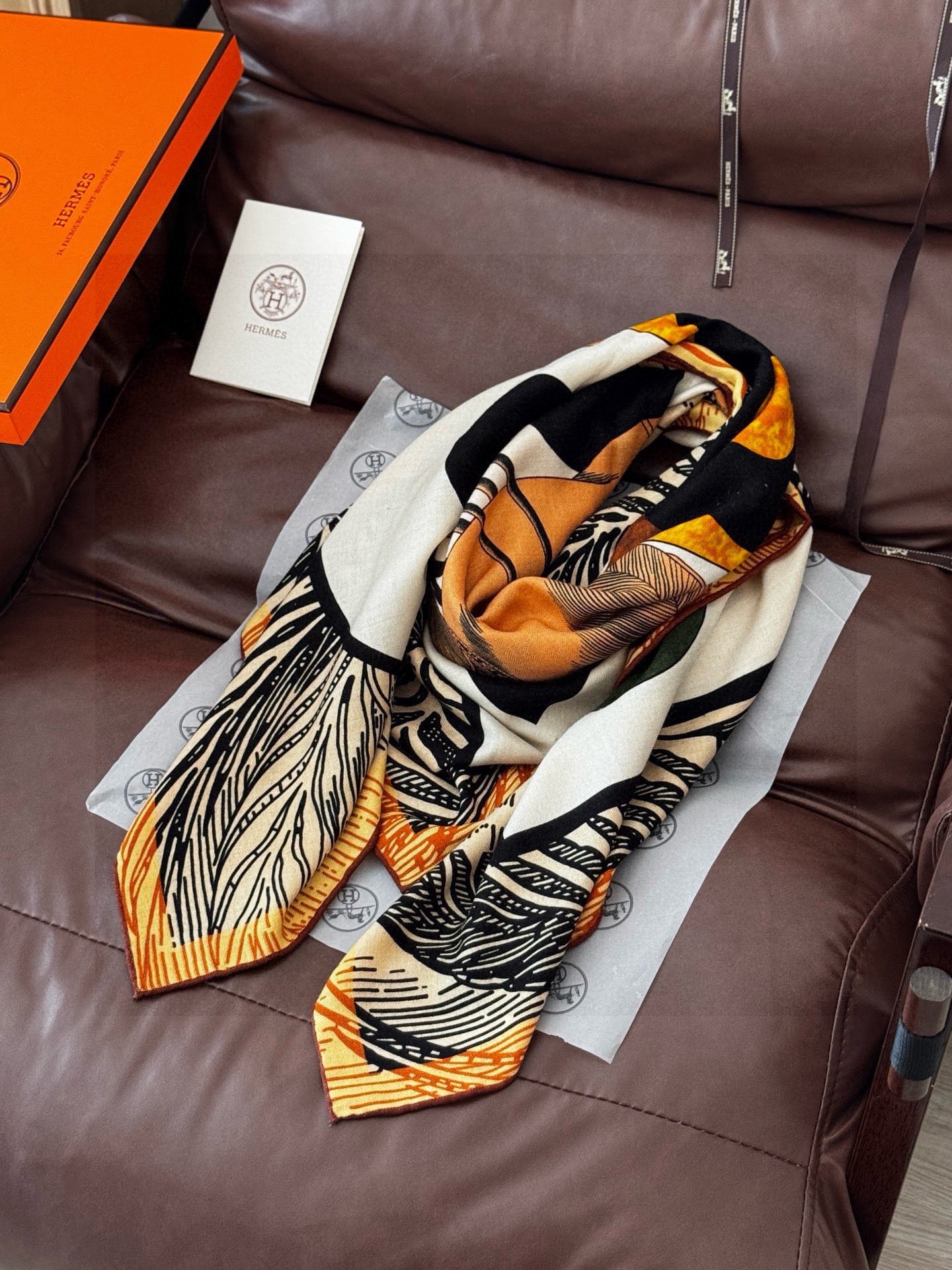 H，目前最热门的 “超现实爱马仕枢纽” 风靡全宇宙，听名字就充斥着未来空间♥️艺术品一样的存在，会绝版的