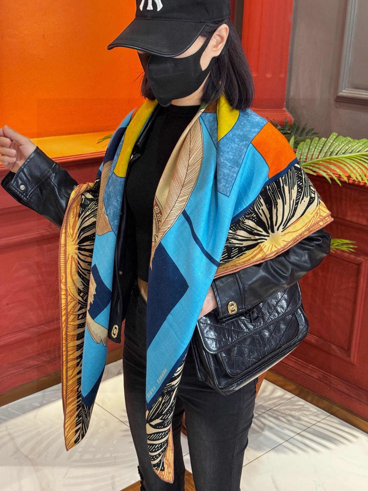 NO:619753,H, the most popular 'Hyperreal Hermès hub' is popular all over the universe, and the name is full of future space. It exists like a work of art, and is a rare order that will be out of print. The color must be the ceiling, pyramid-pointed digital printing, H elements bring together excellent classics, it is really breathtaking. It is recommended that you have at least one 140*140cm, 70% cashmere, 30% silk, both colors are king. High version scarf, high version scarf, hermes, real silk19860909H,目前最热门的 “超现实爱马仕枢纽” 风靡全宇宙,听名字就充斥着未来空间 艺术品一样的存在,会绝版的罕见订单, 色系必然是天花板,金字塔尖的数码印花, H元素汇聚极佳的经典, 真的美到窒息了,推荐人手至少一条 140*140cm,70％羊绒,30％真丝,双色皆是王炸高版本围巾,高版本围巾,hermes,real silk,scarf