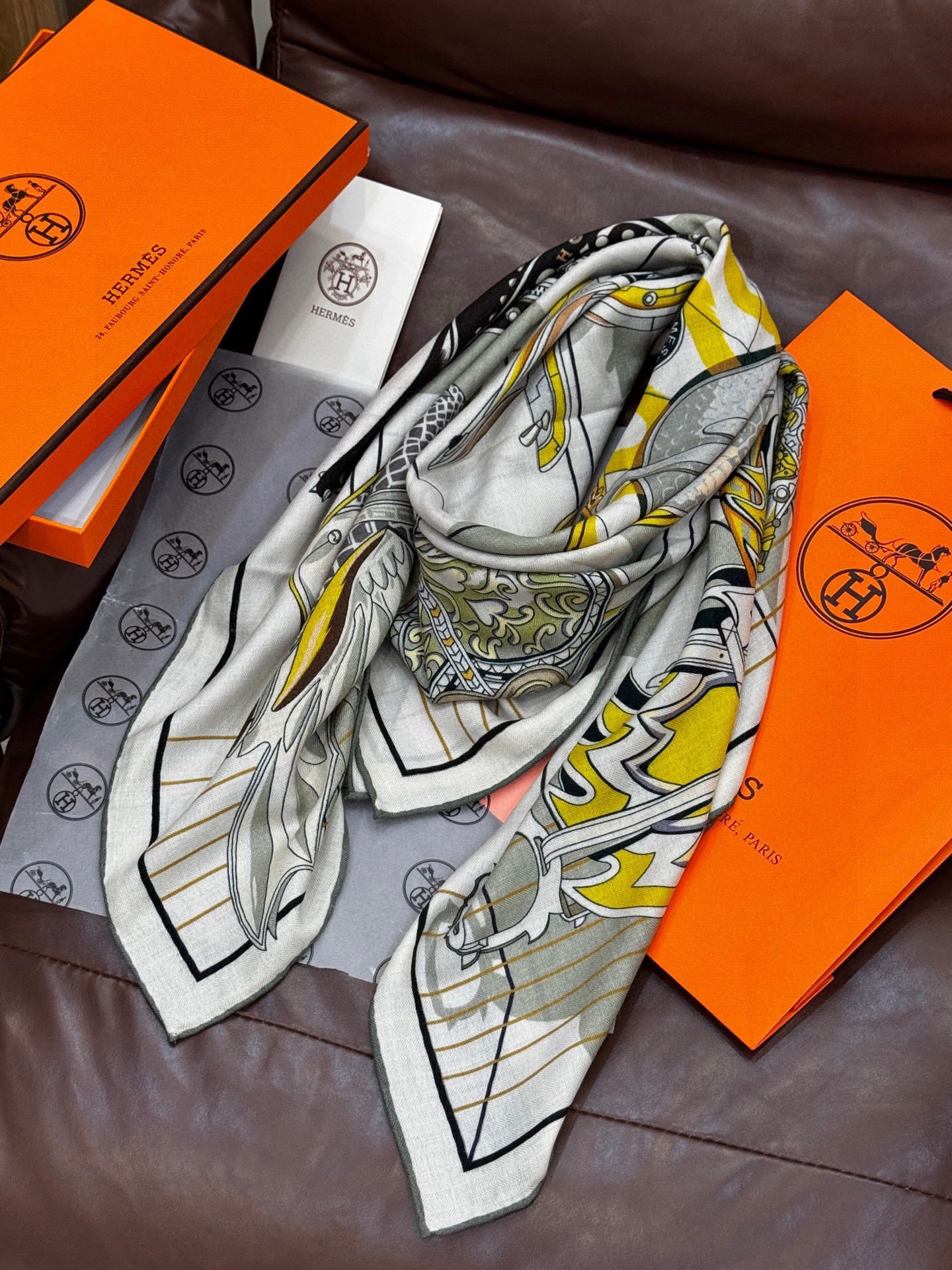 “鞍上世界”140丝绒方巾双面同色手工卷边丝绒方巾（30%真丝70%羊绒）这款披肩的经典单品展现强大而迷