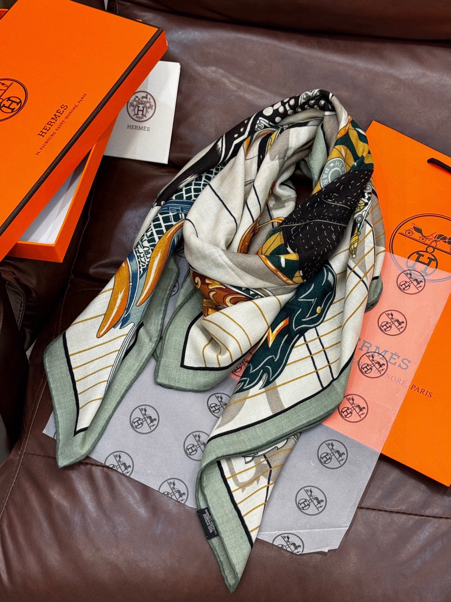 “鞍上世界”140丝绒方巾双面同色手工卷边丝绒方巾（30%真丝70%羊绒）这款披肩的经典单品展现强大而迷