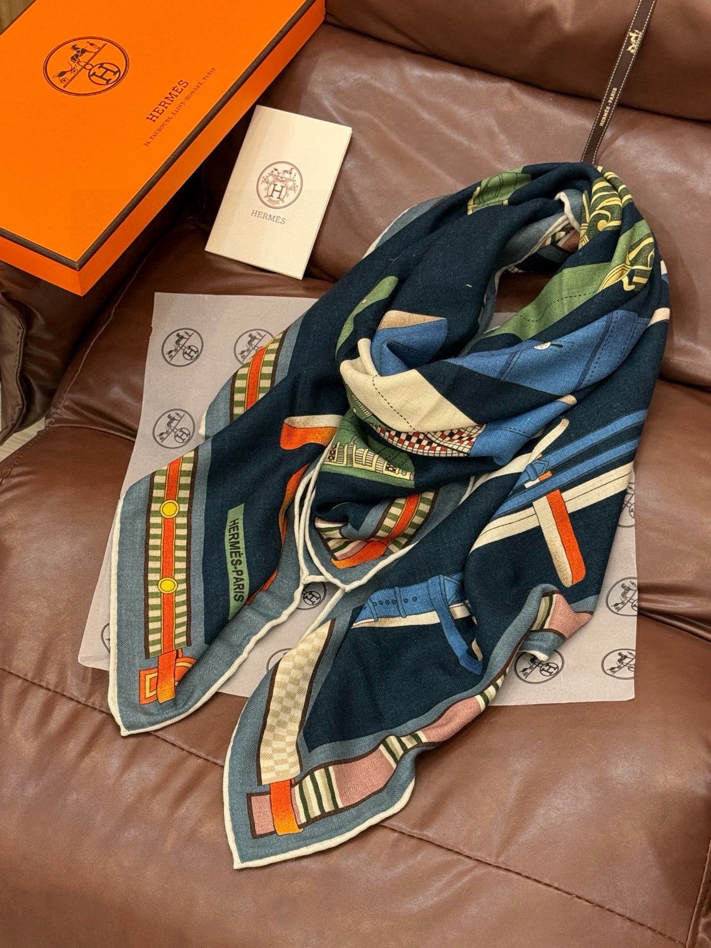 双面同色140cm丝绒方巾💕 《马术密匙》，十九世纪的商品图录汇集了手工匠们的系列产品，或许其中潜藏着某